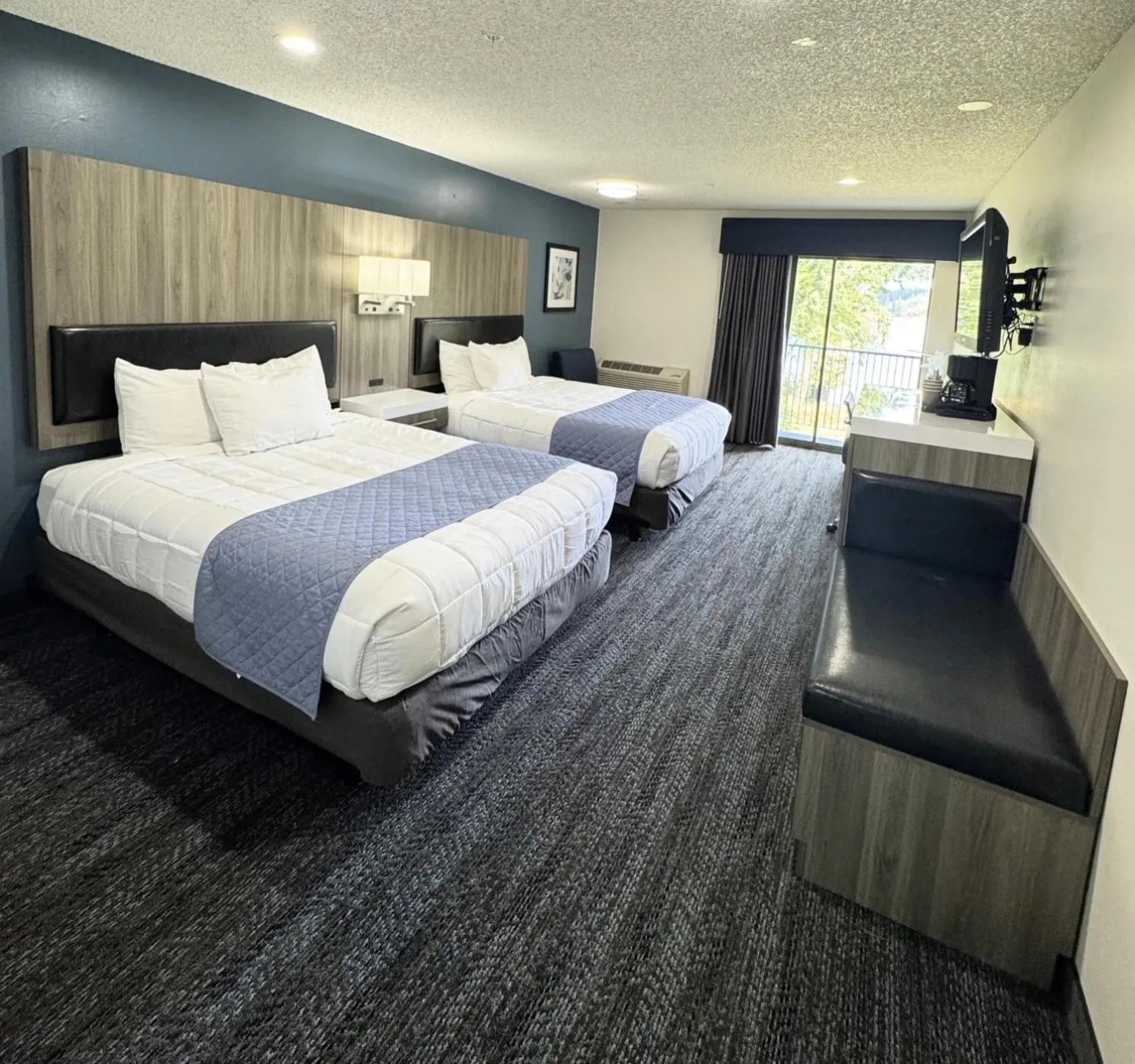 Bed in Oyster Bay Inn & Suites