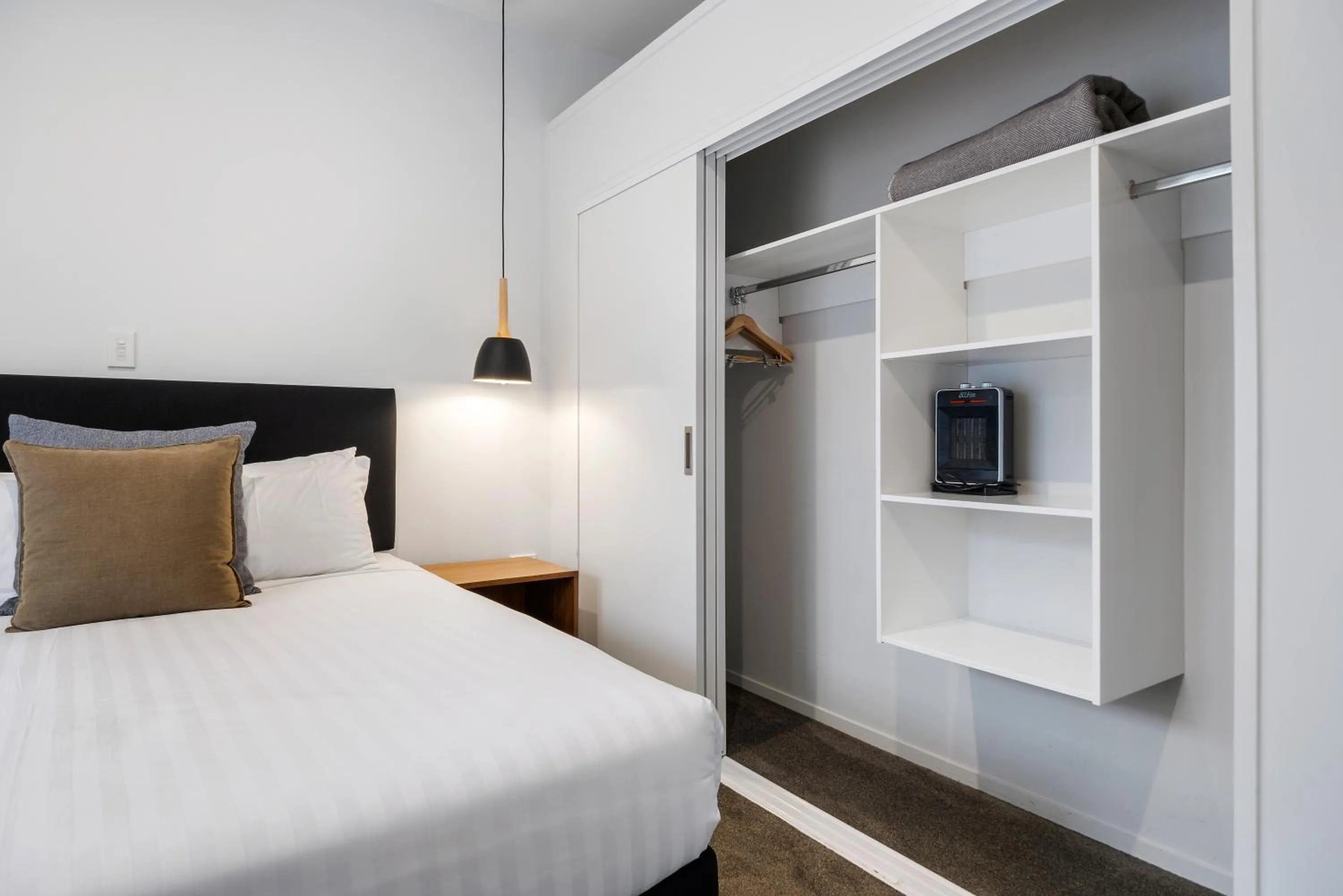 Bedroom, Bed in Southwark Hotel & Apartments