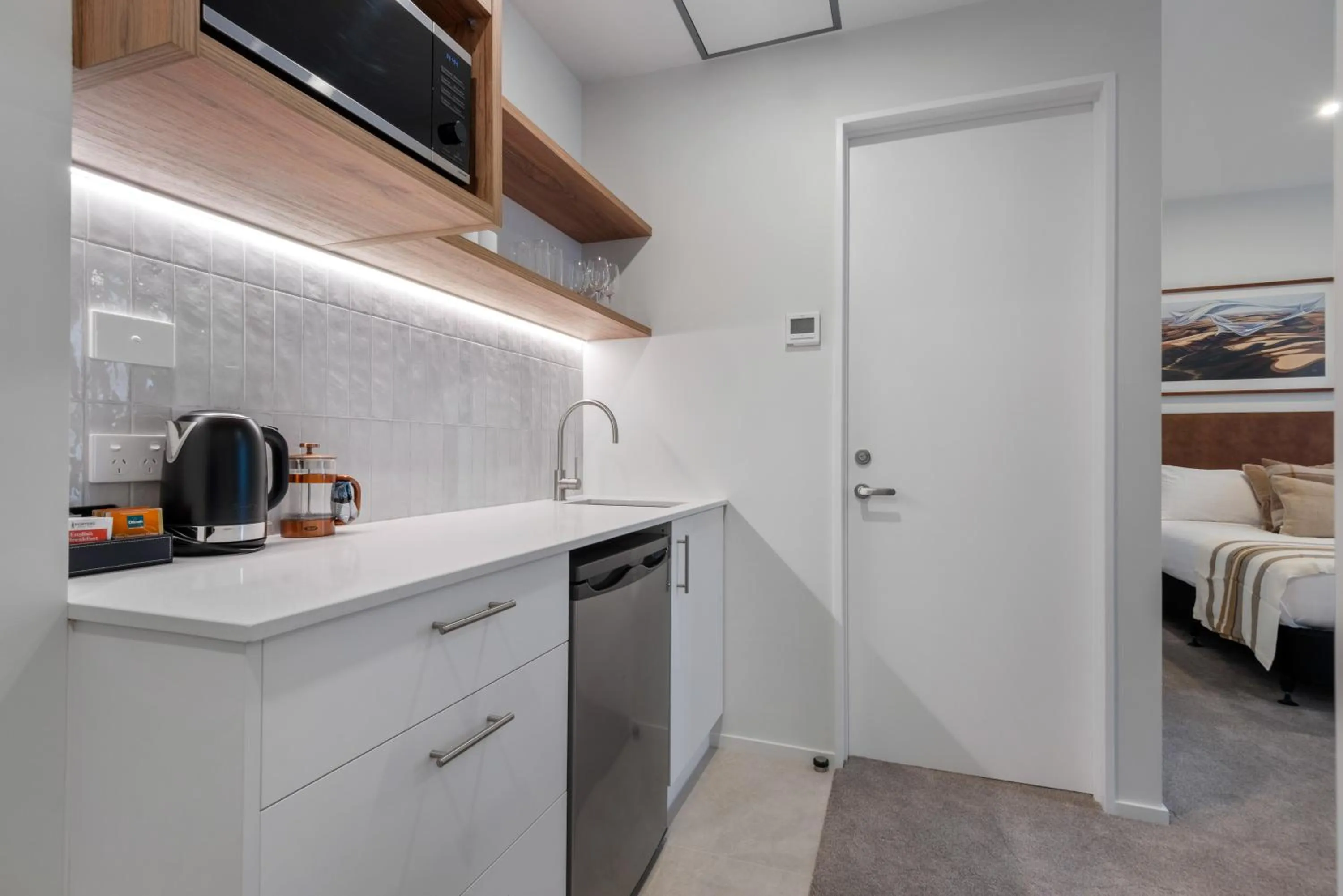 Kitchen or kitchenette, Bed in Southwark Hotel & Apartments