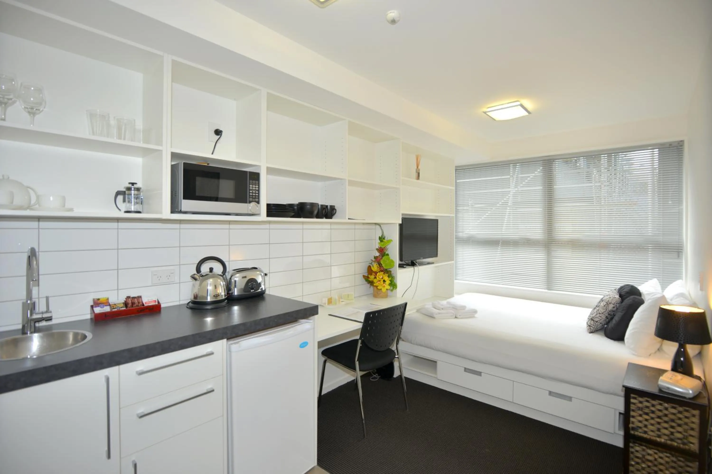 Kitchen or kitchenette, Bed in Southwark Hotel & Apartments