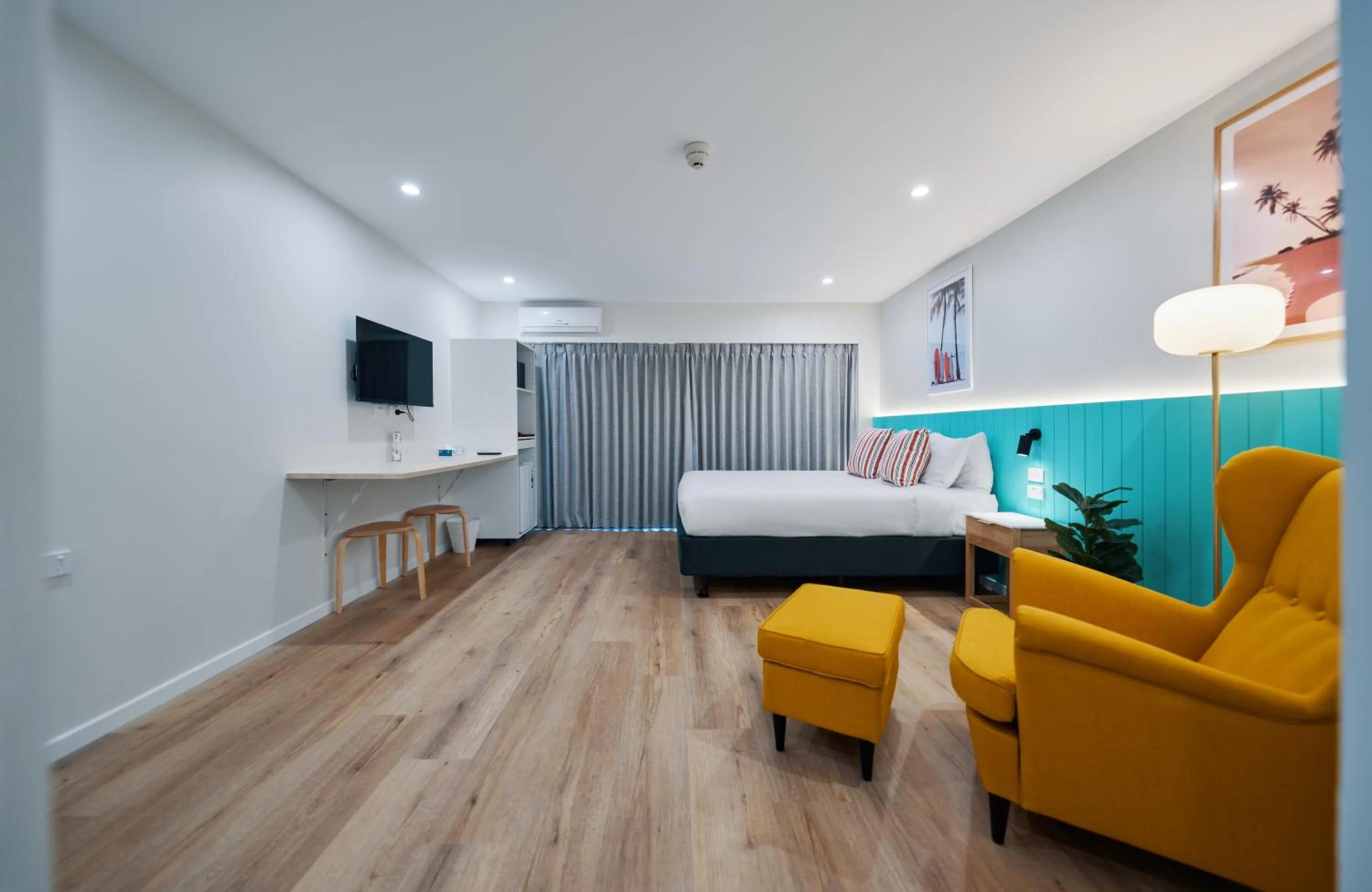 Photo of the whole room, Bed in Red Star Palm Beach