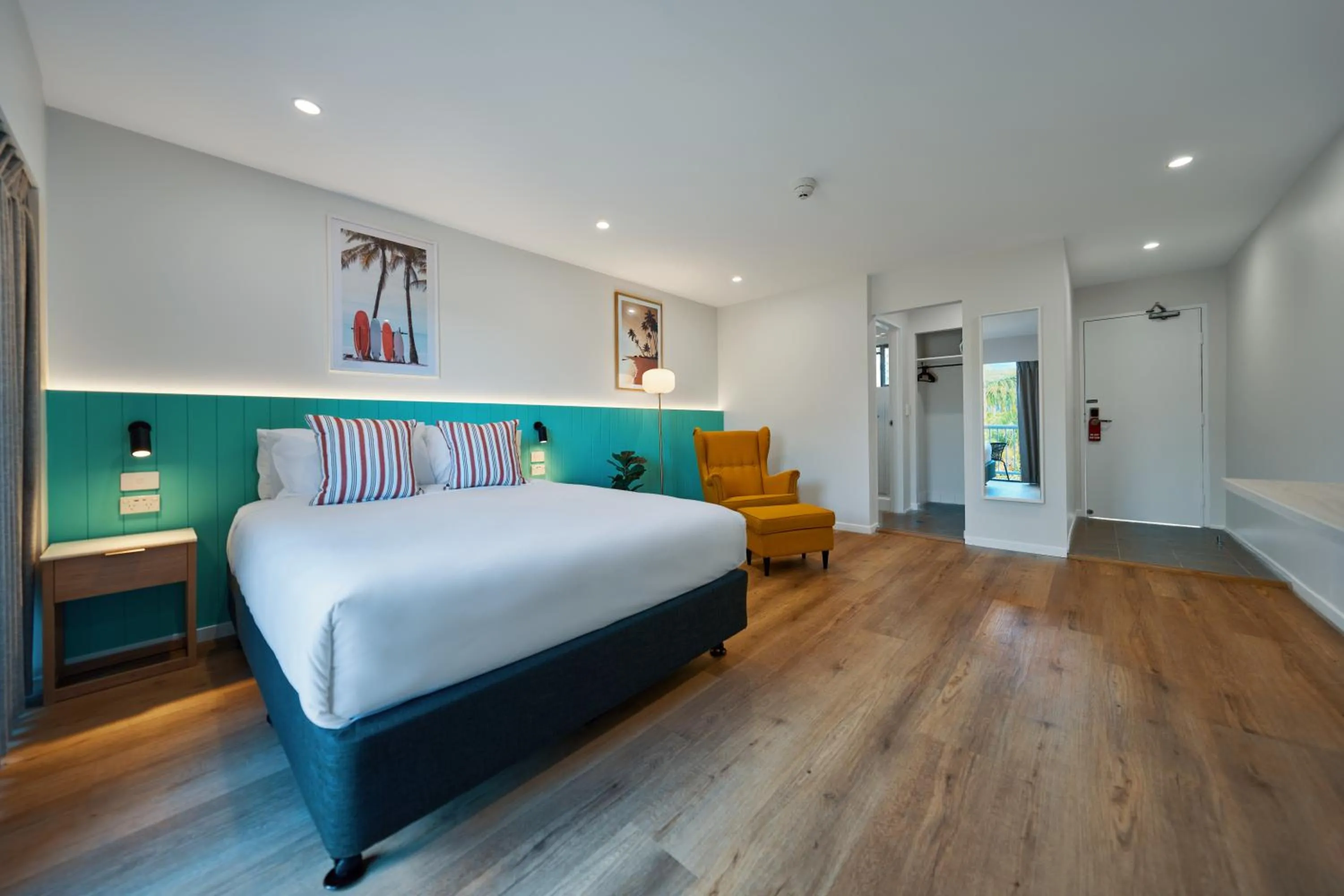 Photo of the whole room, Bed in Red Star Palm Beach