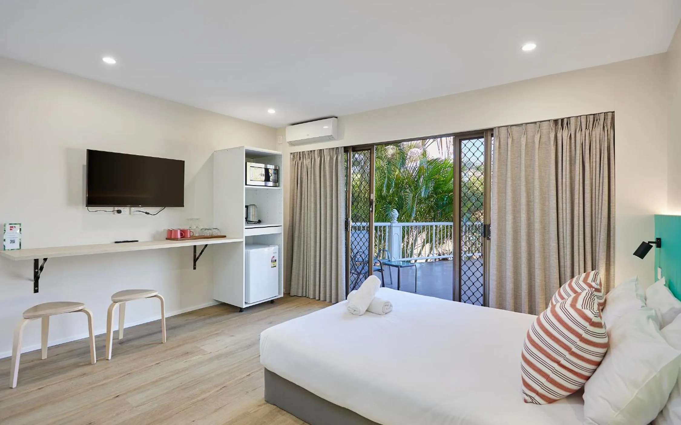 Bedroom, Bed in Red Star Palm Beach