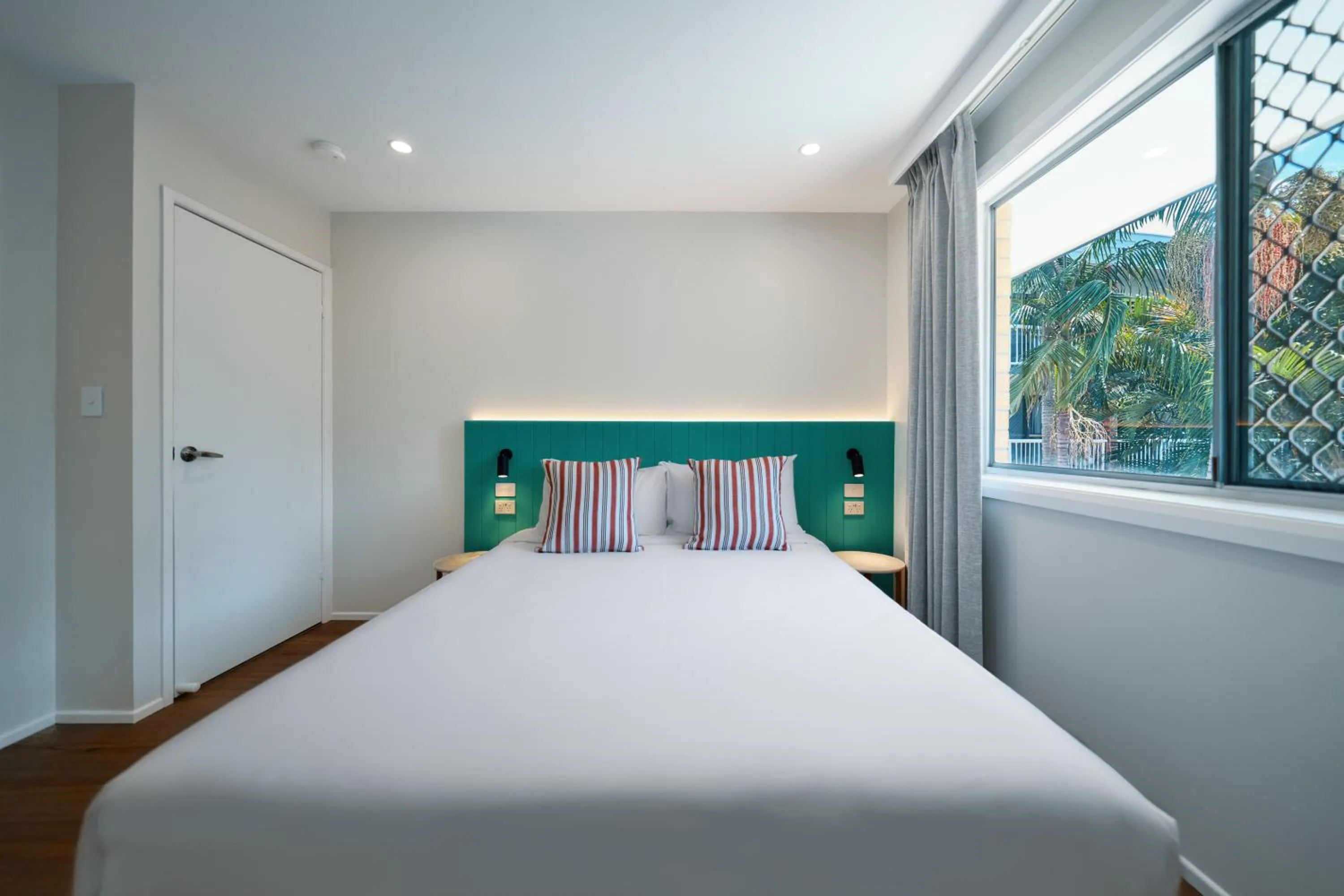 Bedroom, Bed in Red Star Palm Beach