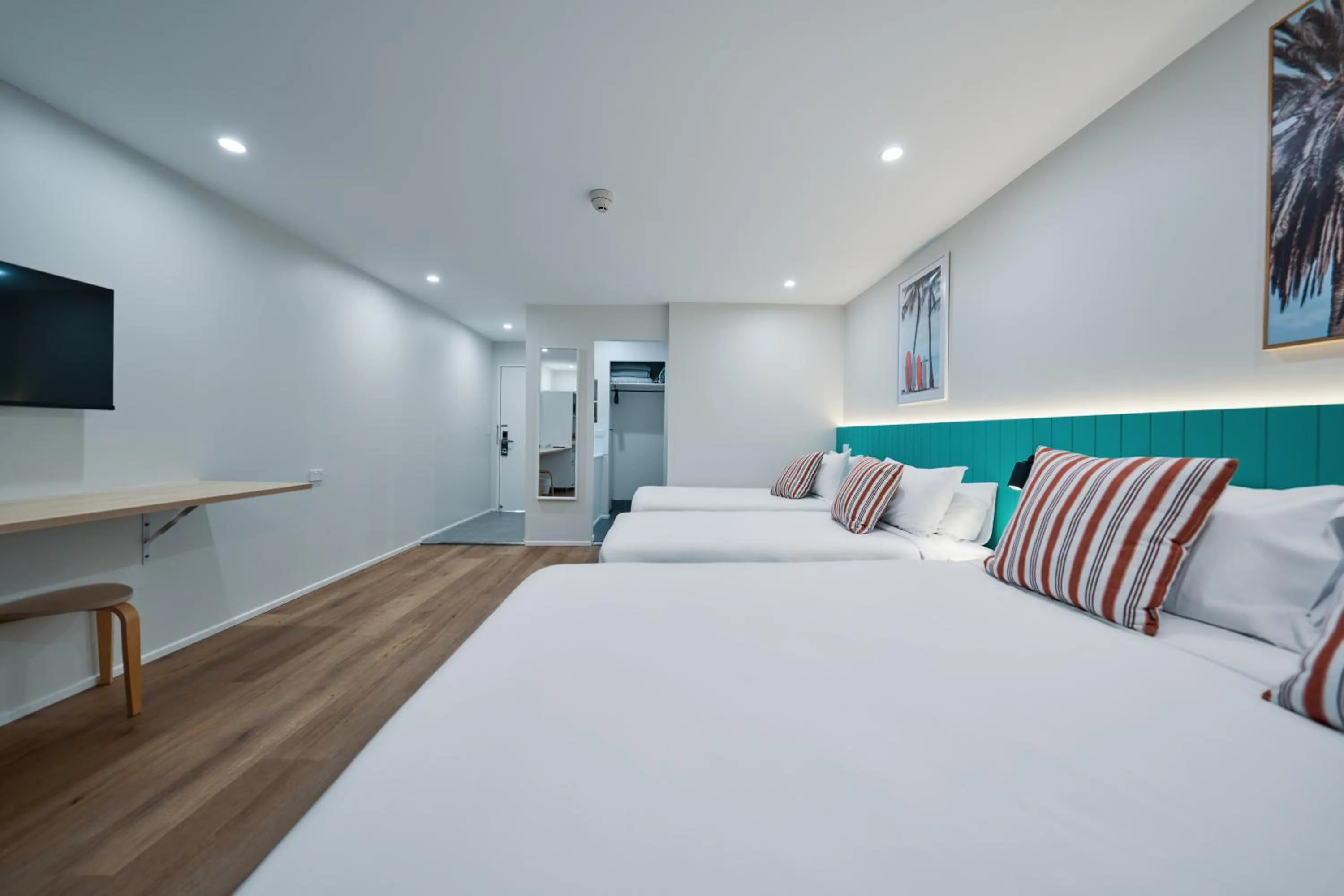 Photo of the whole room, Bed in Red Star Palm Beach