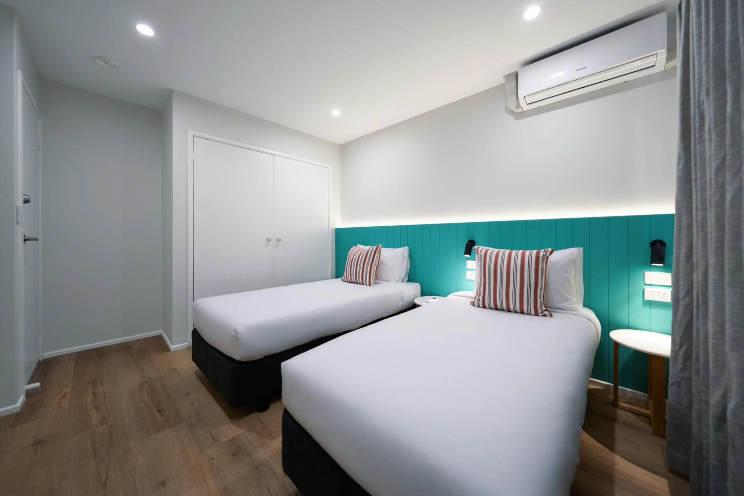 Bedroom, Bed in Red Star Palm Beach