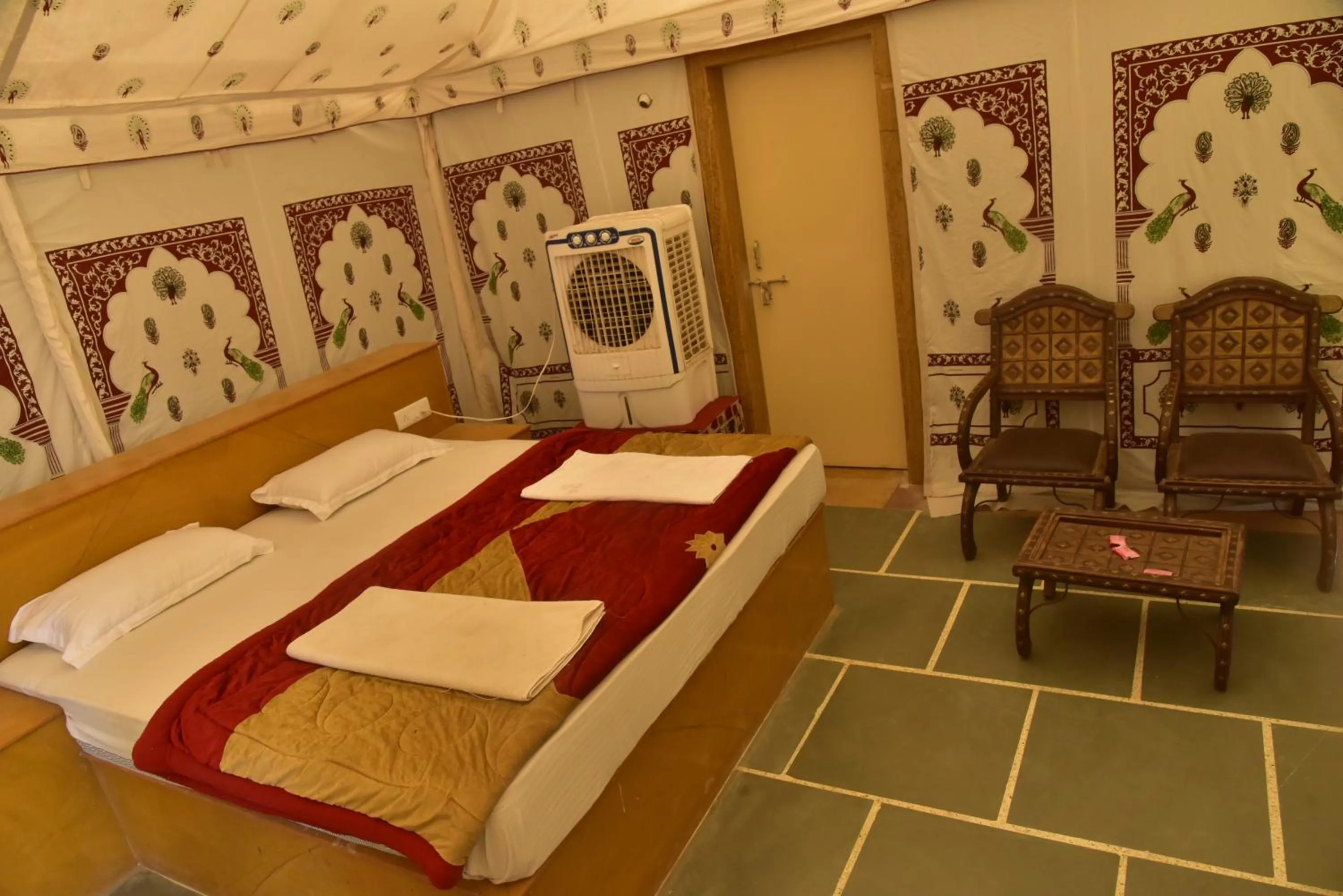 Living room, Bed in Oasis camp sam