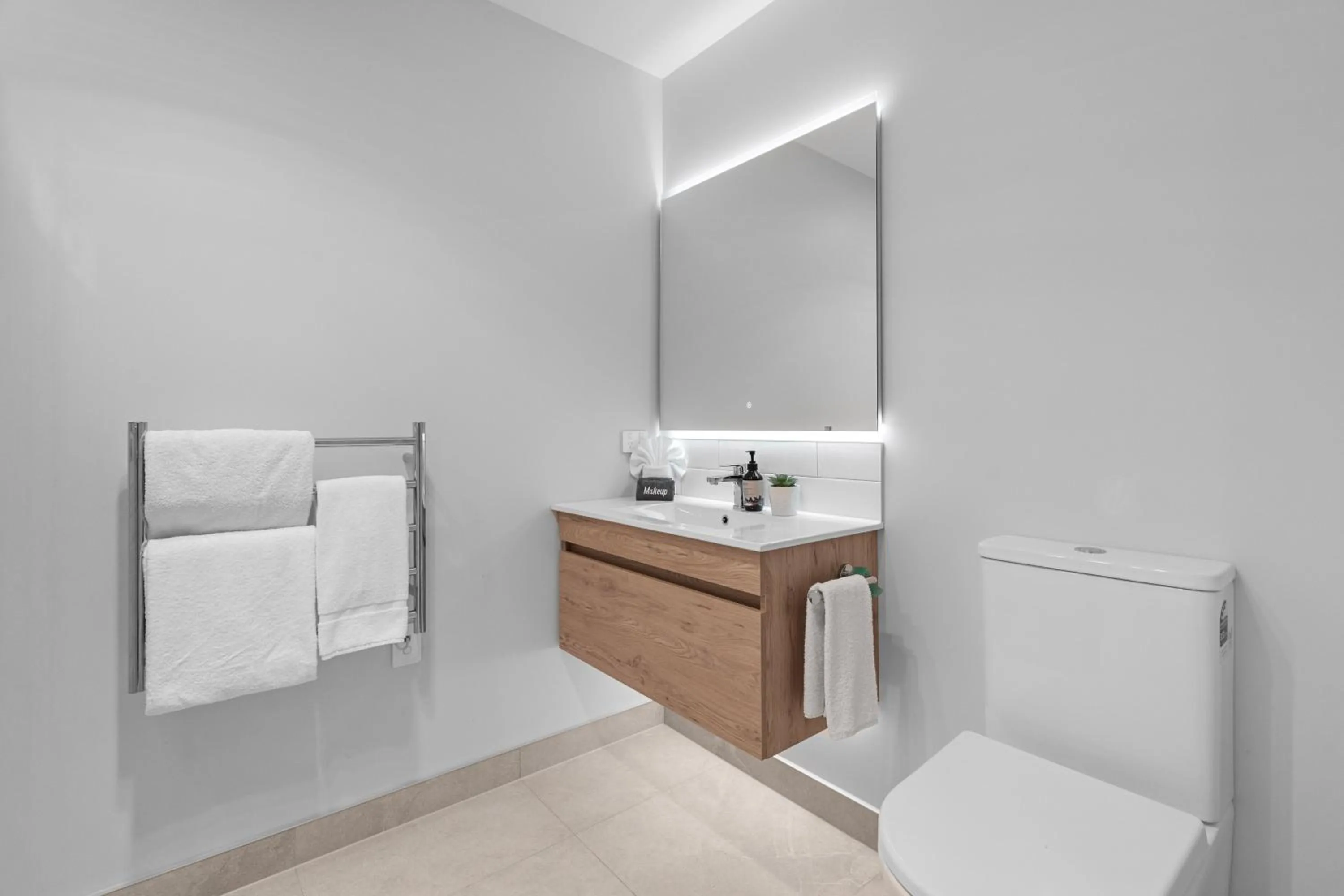 Bathroom, Bed in Tasman Holiday Parks - Papamoa Beach