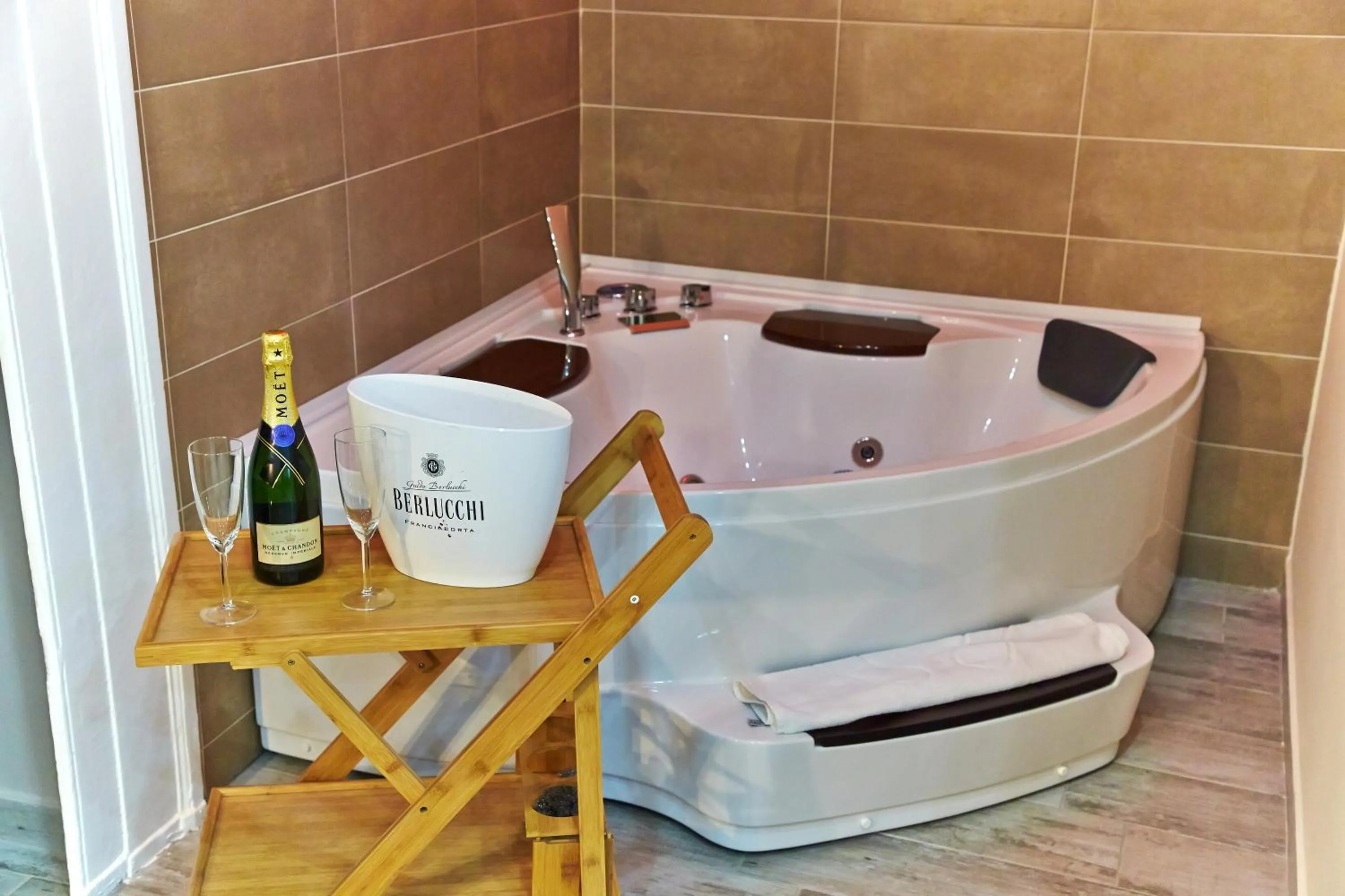 Hot Tub in Artisti Bed&Dreams