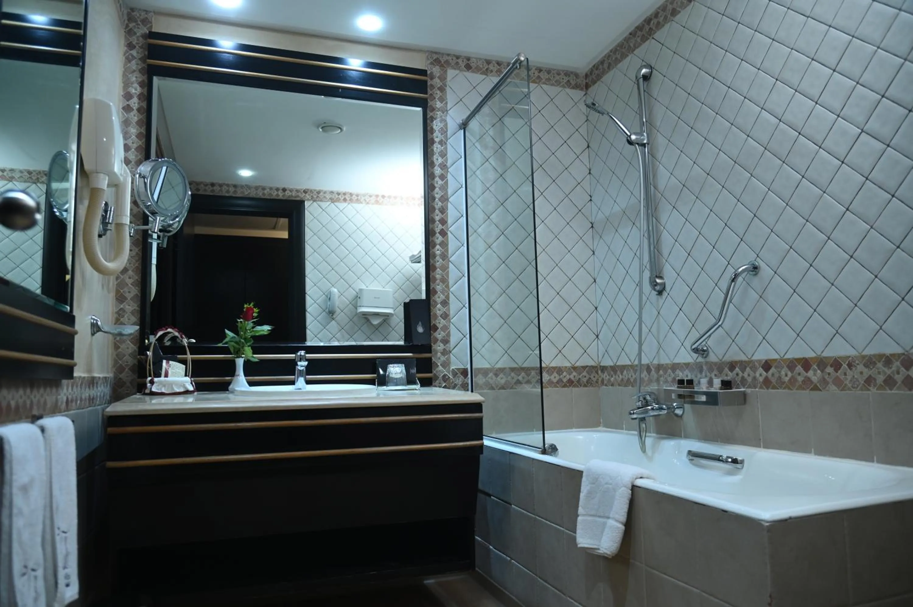 Shower in Borj Dhiafa