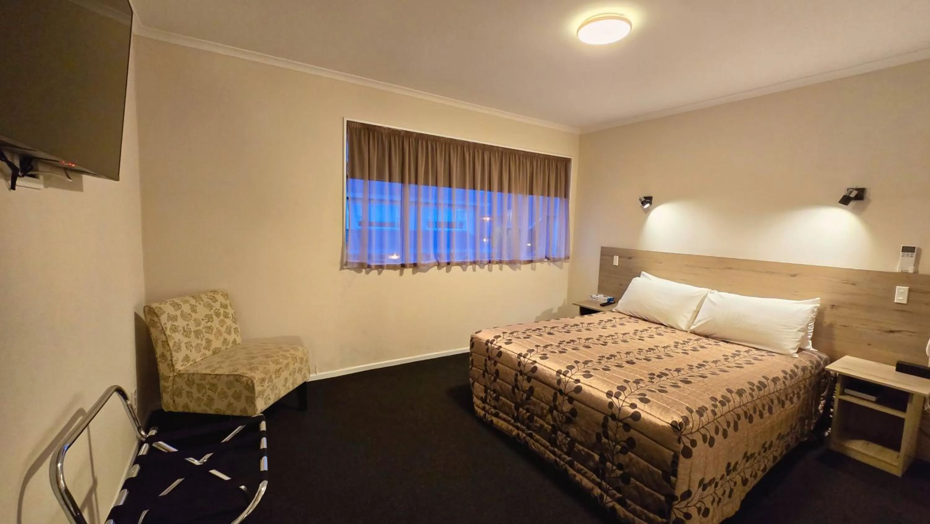 Bed in Carramar Motor Inn