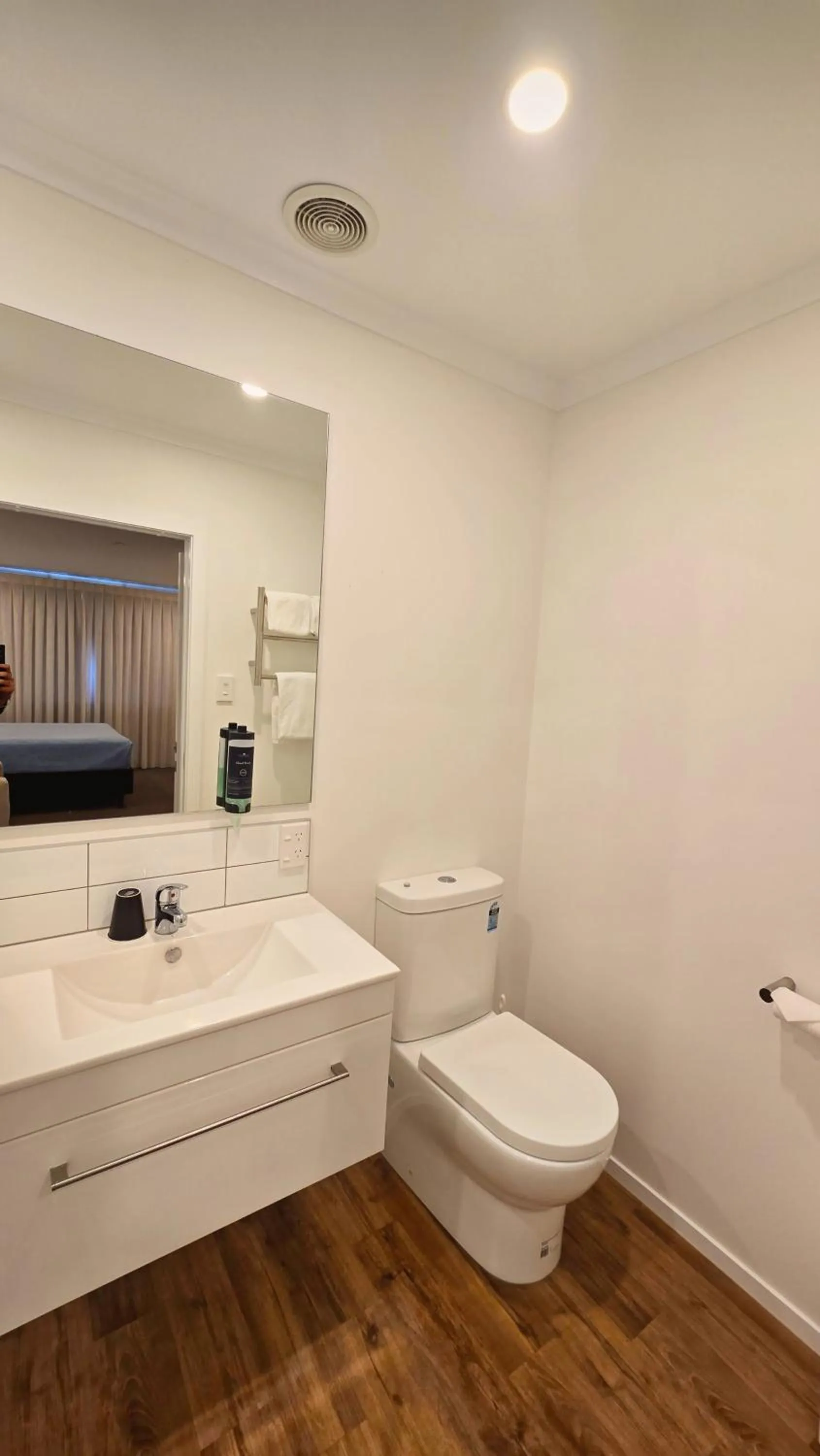 Toilet in Carramar Motor Inn