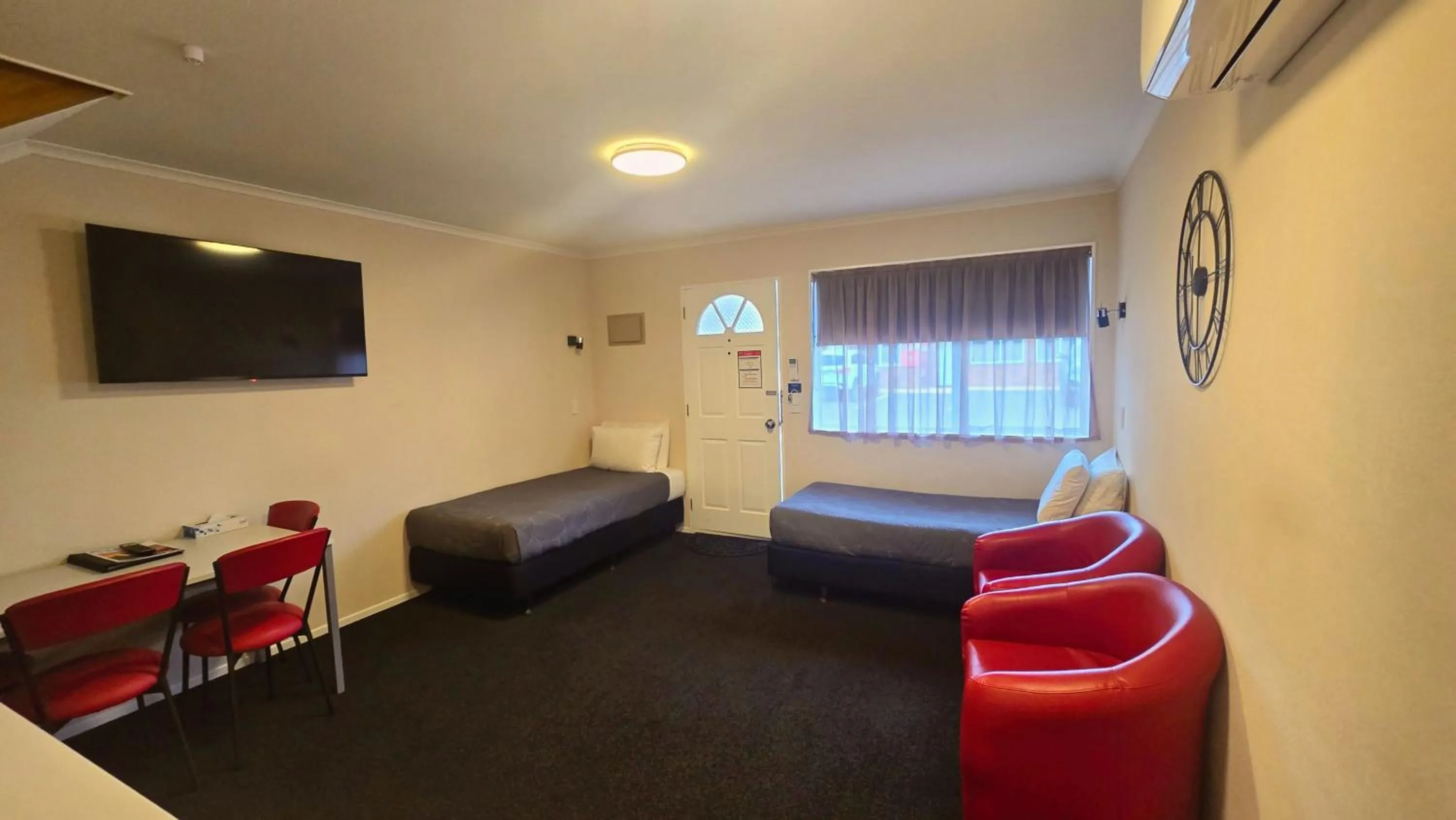 Communal lounge/ TV room, Bed in Carramar Motor Inn