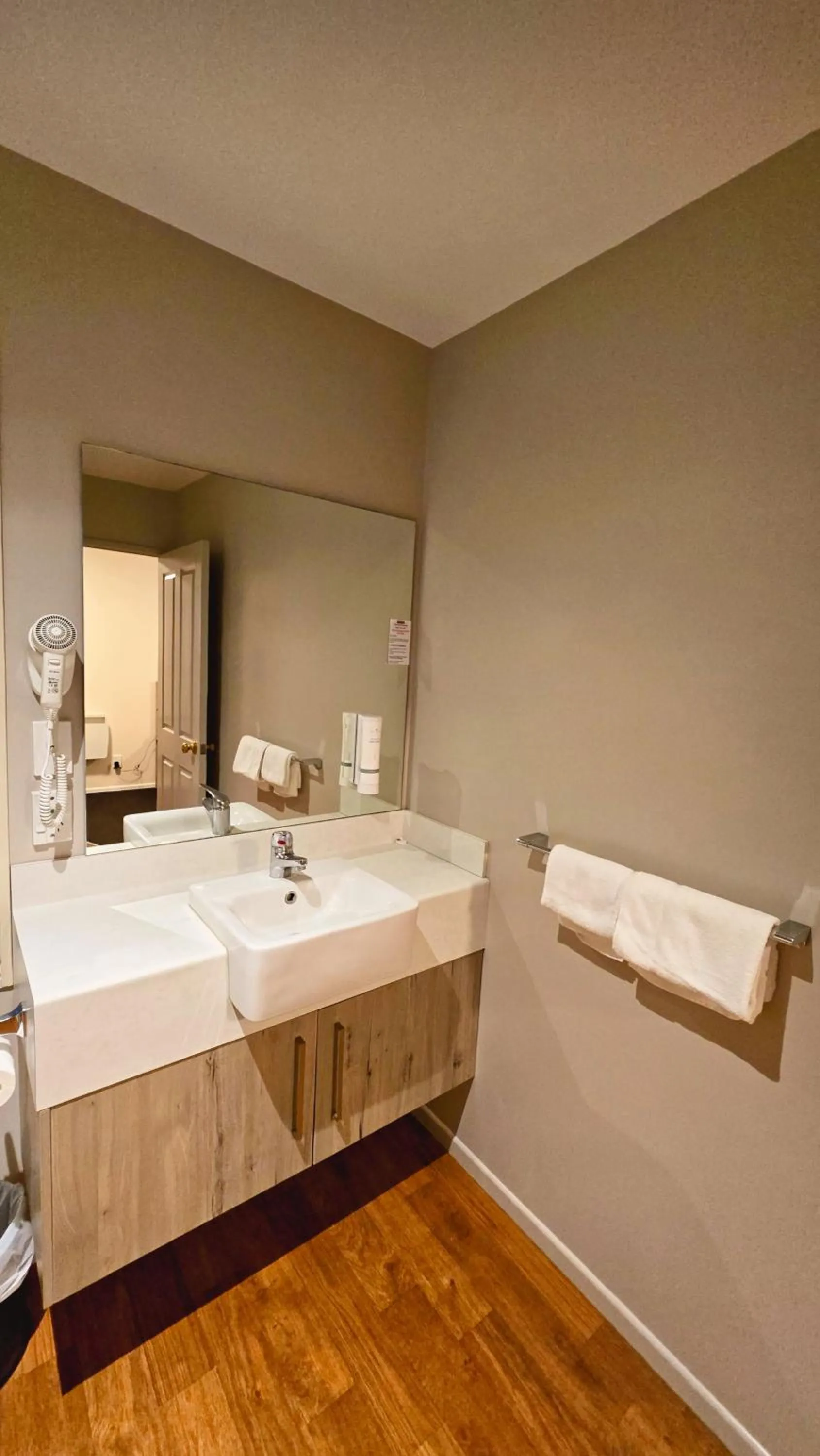 Bathroom, Bed in Carramar Motor Inn