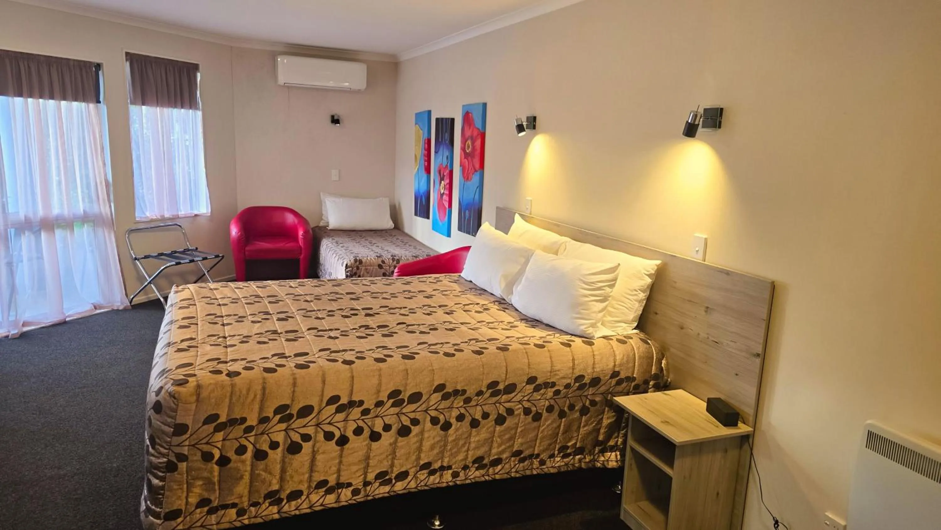 Bed in Carramar Motor Inn