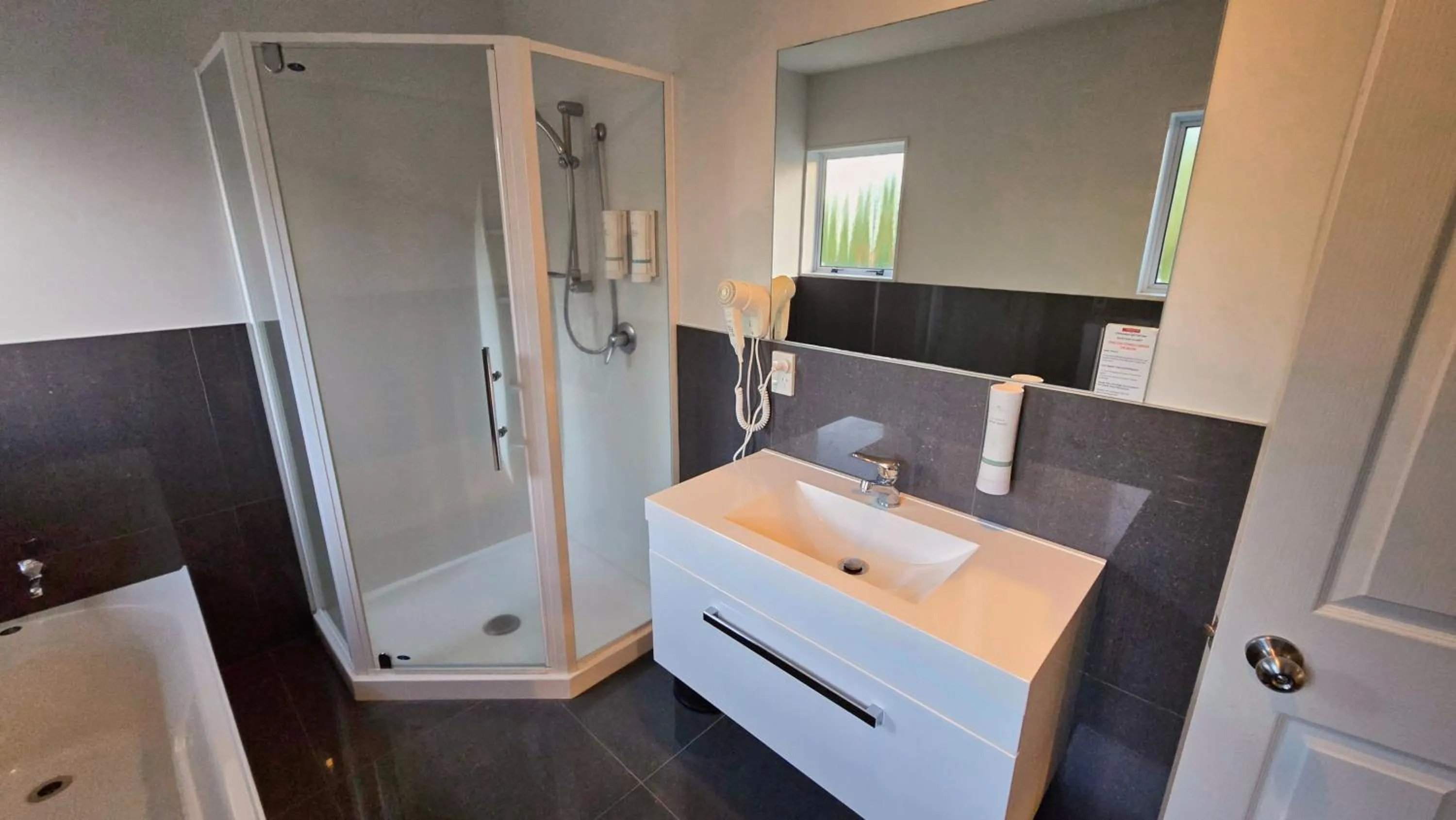 Shower, Bed in Carramar Motor Inn