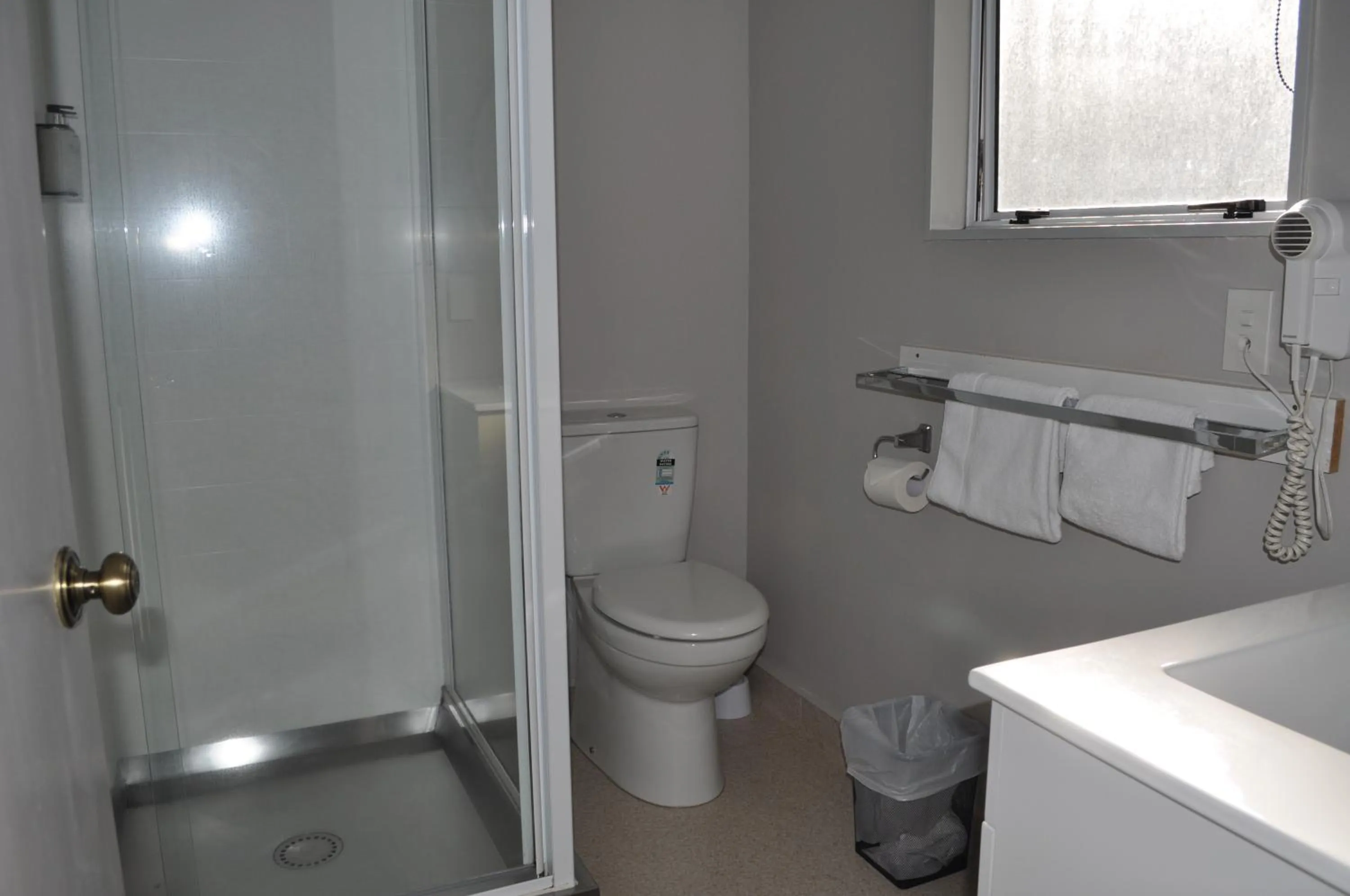 Bathroom in Carramar Motor Inn