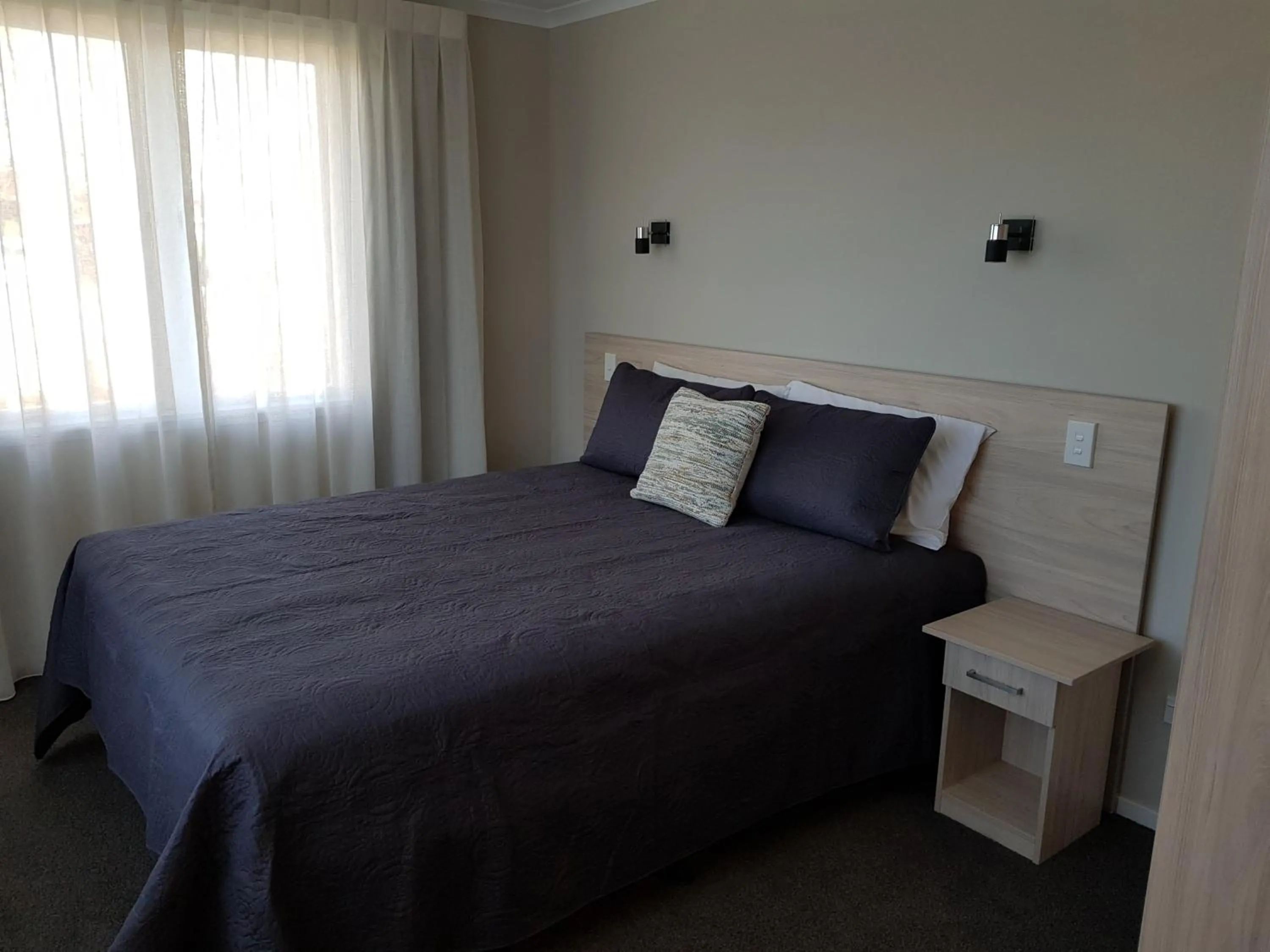 Bed in Carramar Motor Inn