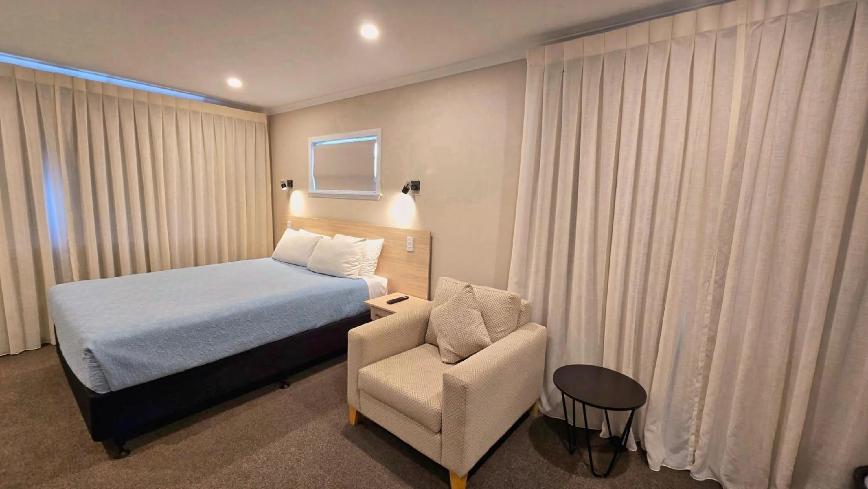 Bed in Carramar Motor Inn