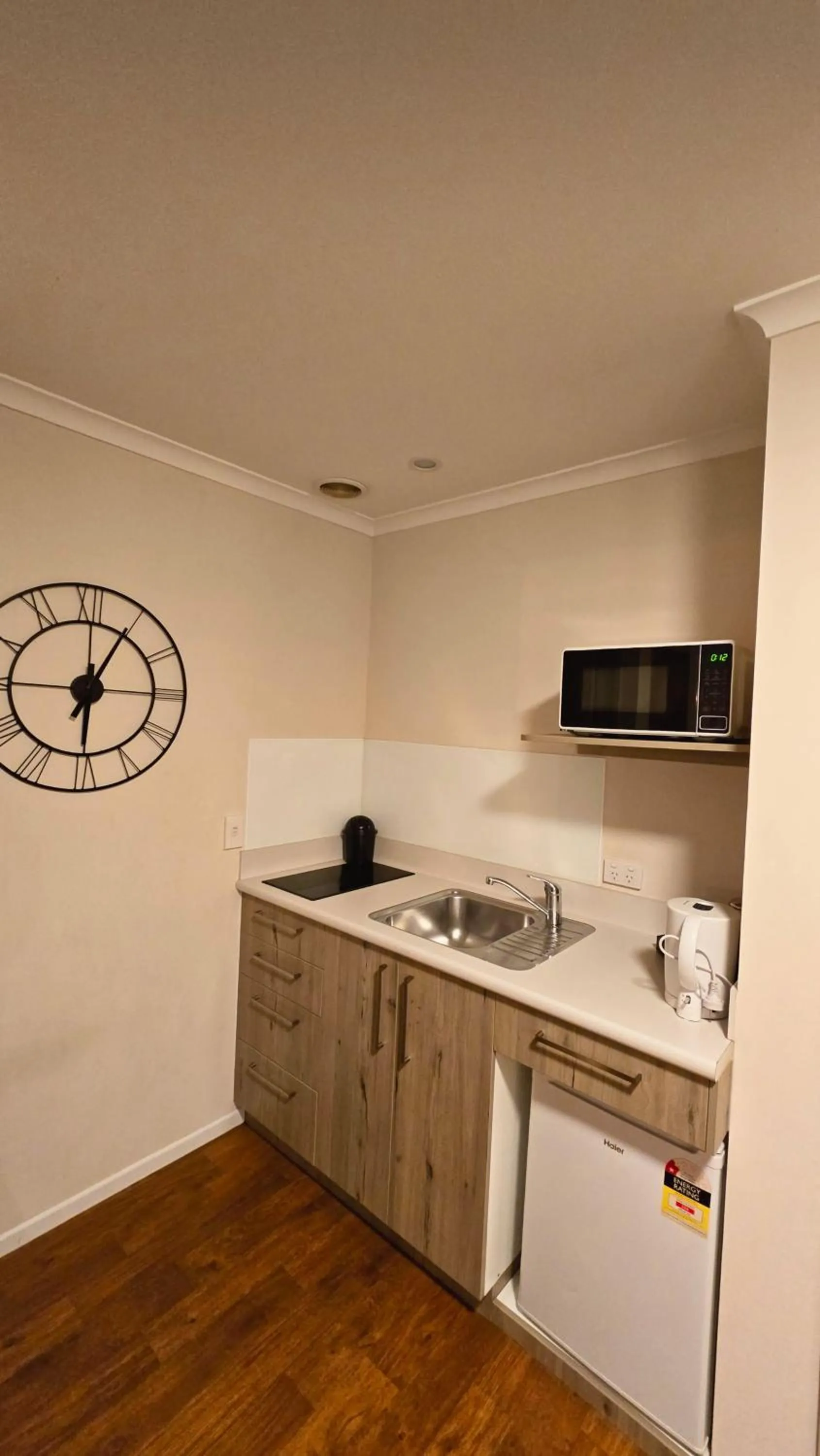 Kitchen or kitchenette in Carramar Motor Inn