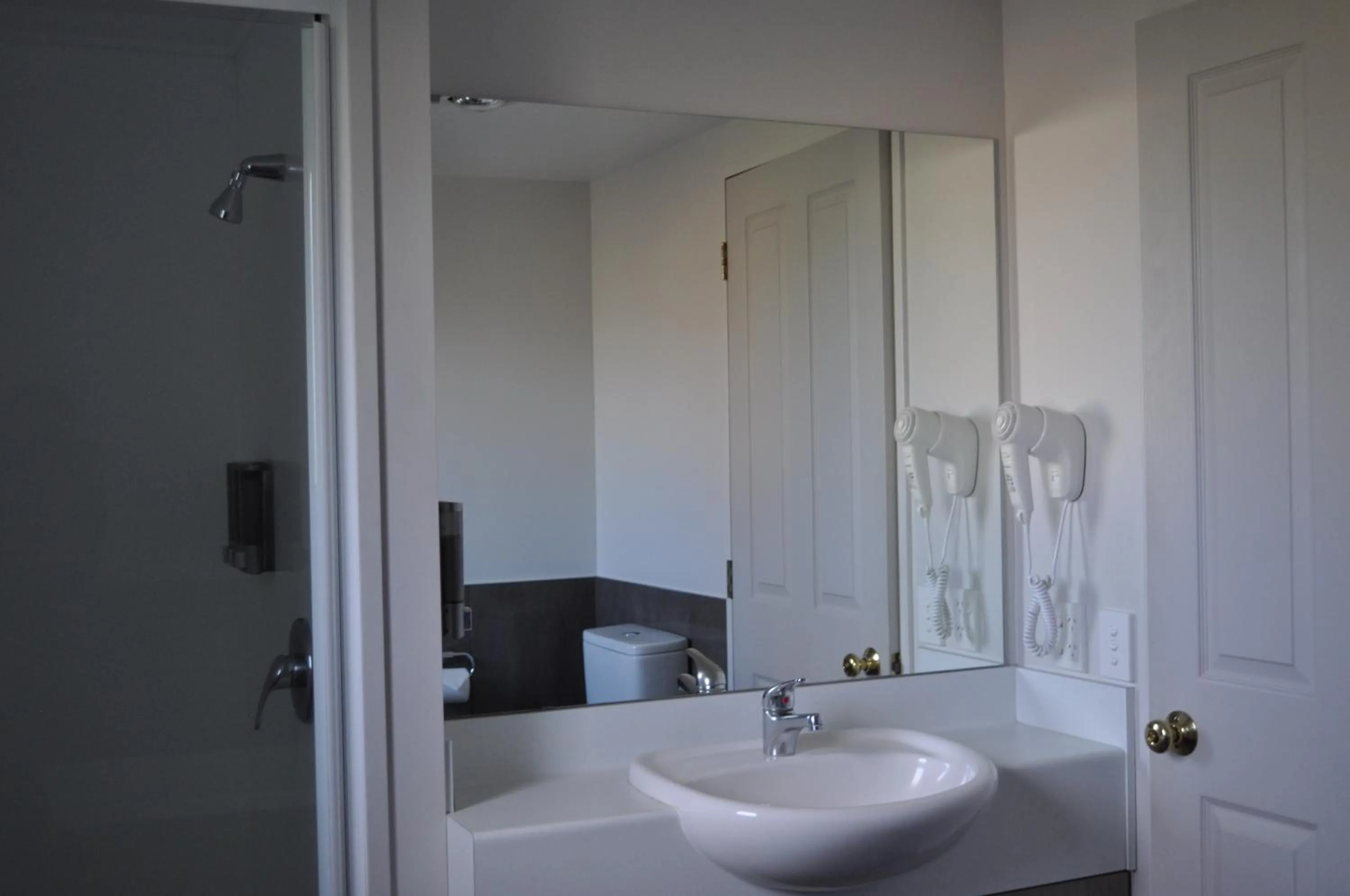 Bathroom in Carramar Motor Inn