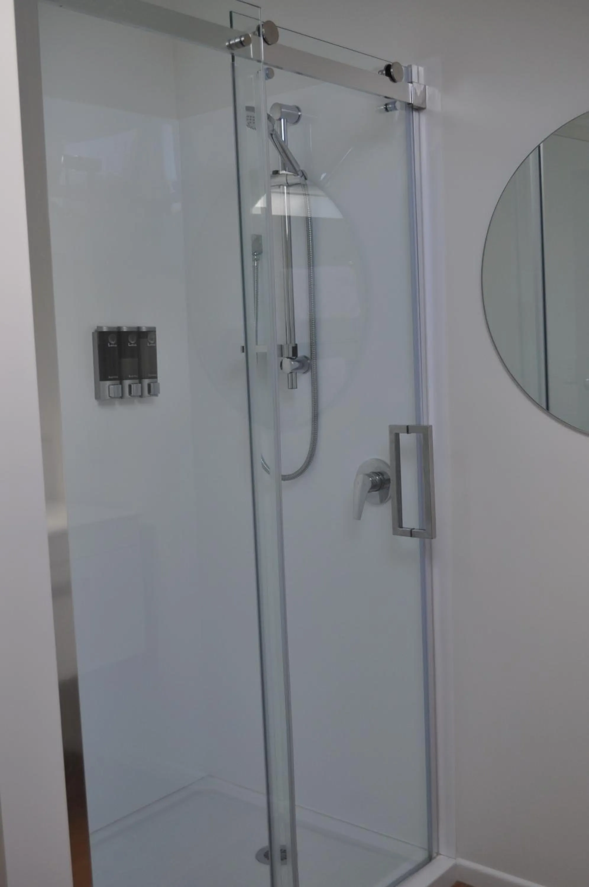 Shower in Carramar Motor Inn