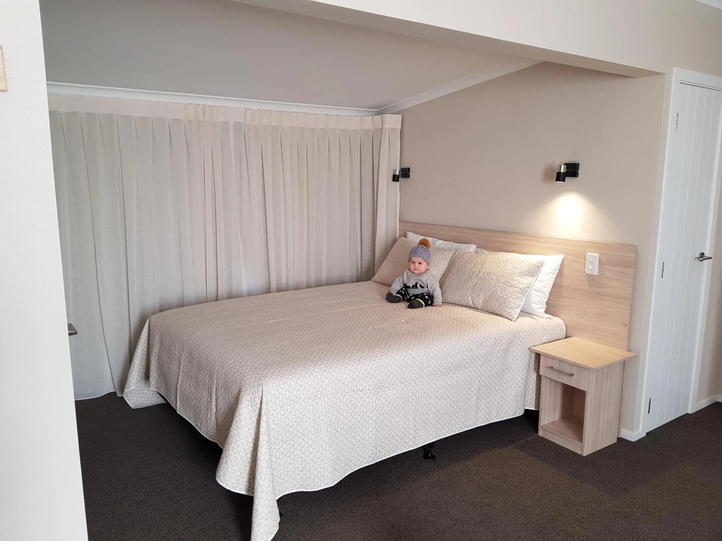 Bed in Carramar Motor Inn