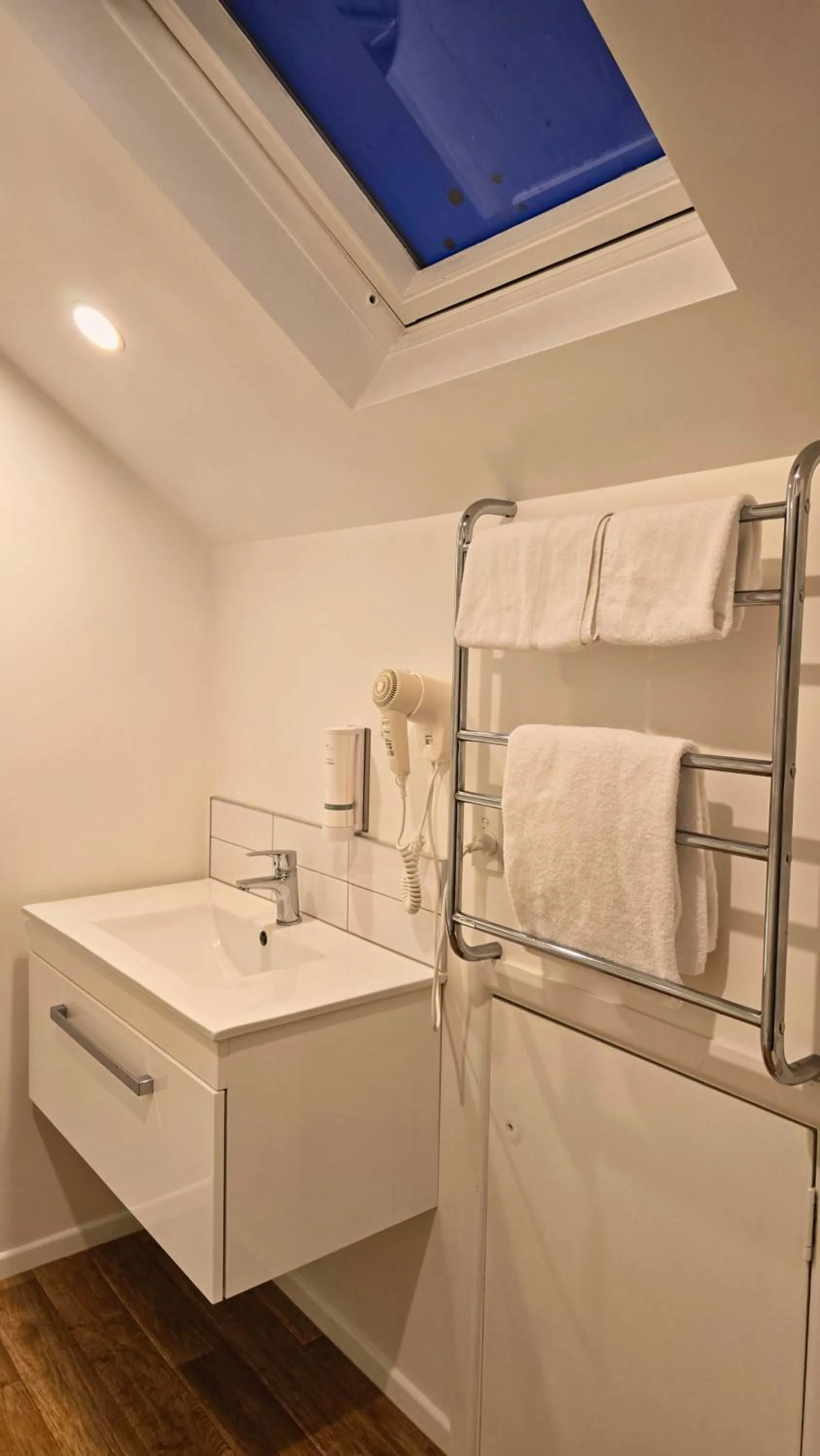 Bathroom in Carramar Motor Inn