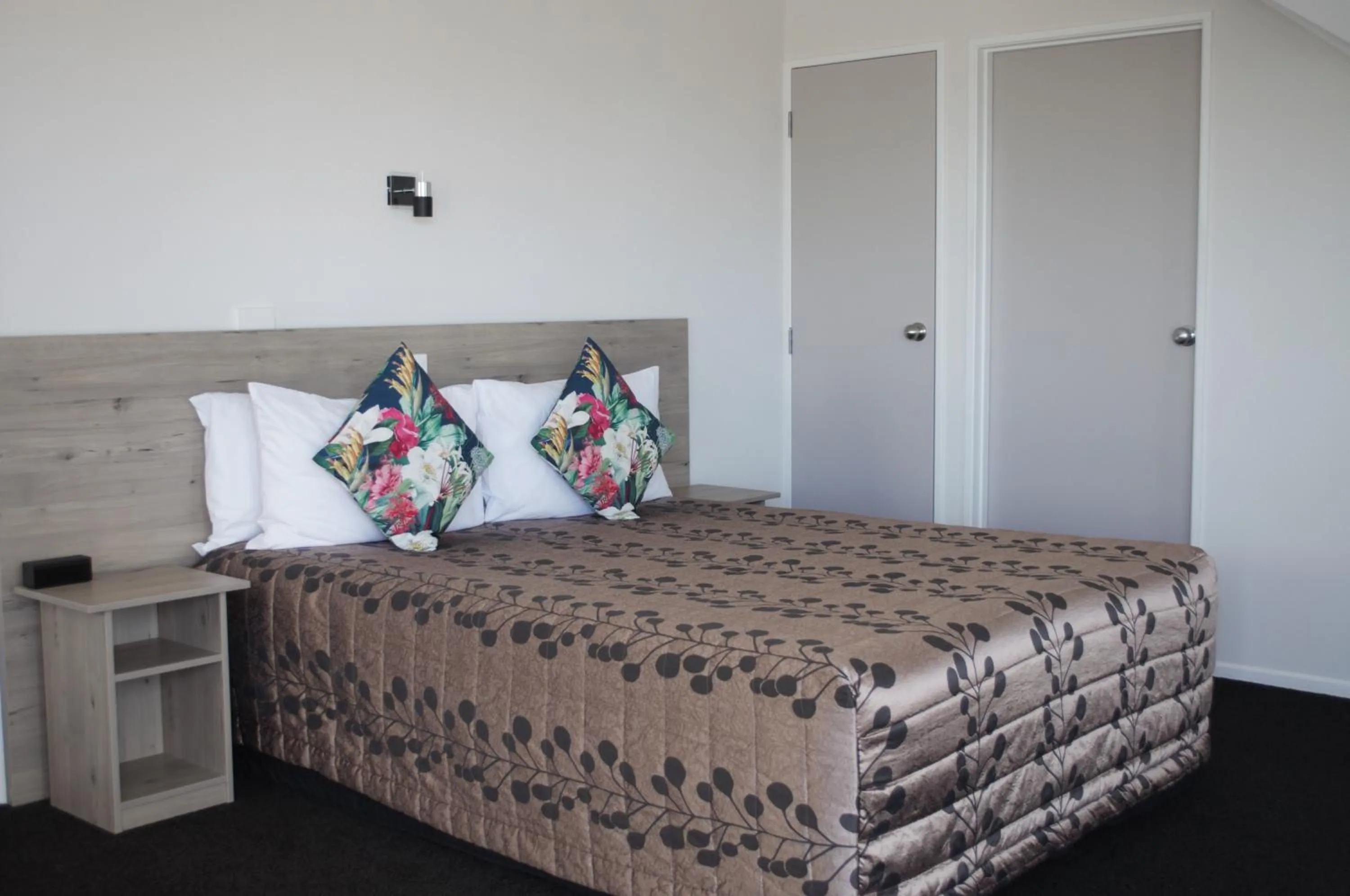 Bed in Carramar Motor Inn