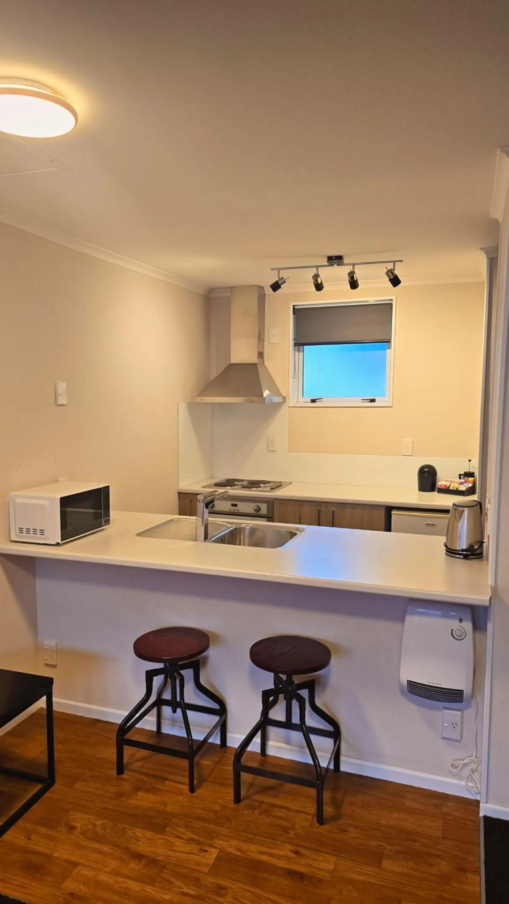 Kitchen or kitchenette in Carramar Motor Inn