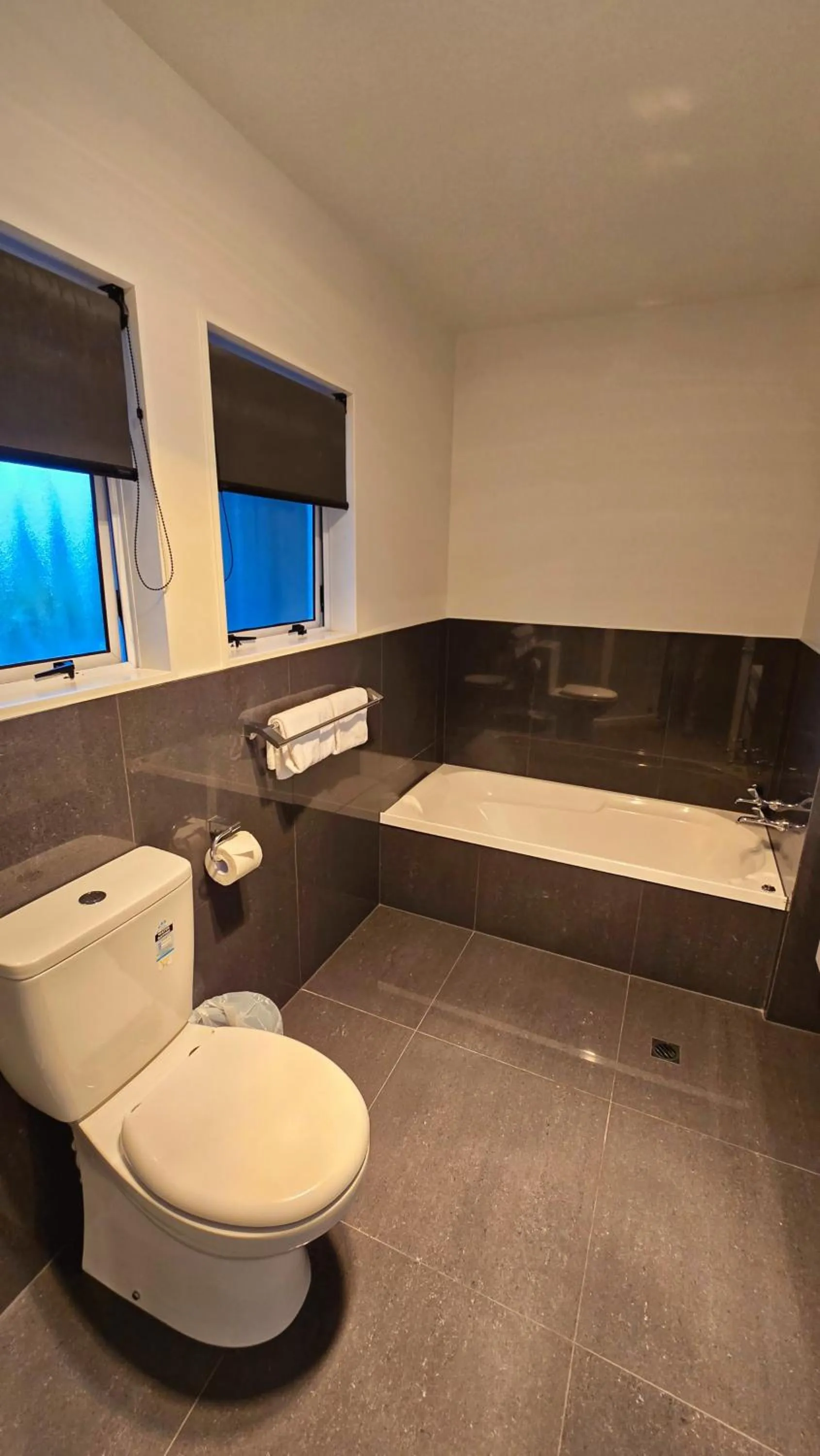 Toilet in Carramar Motor Inn