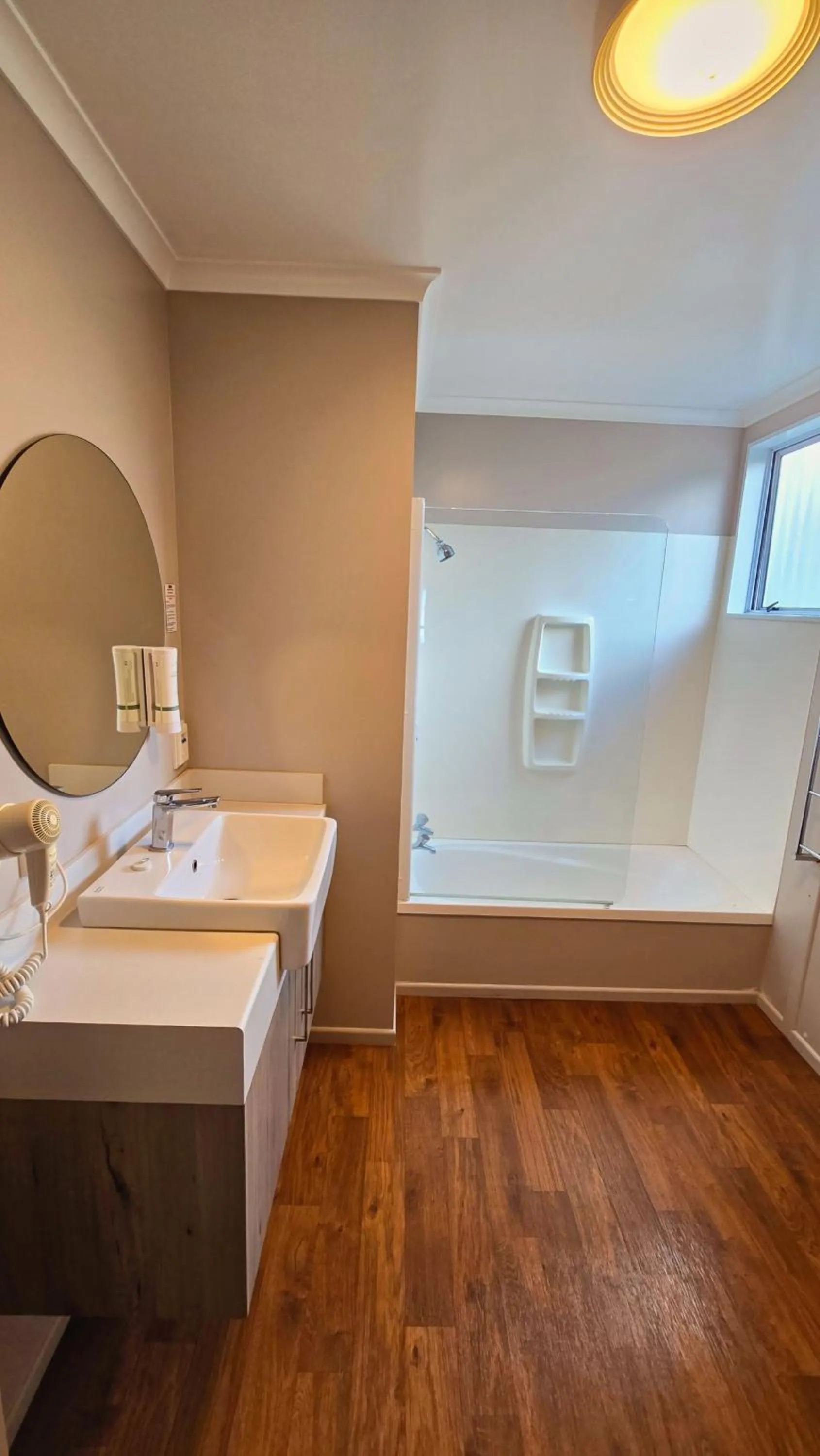 Bathroom in Carramar Motor Inn