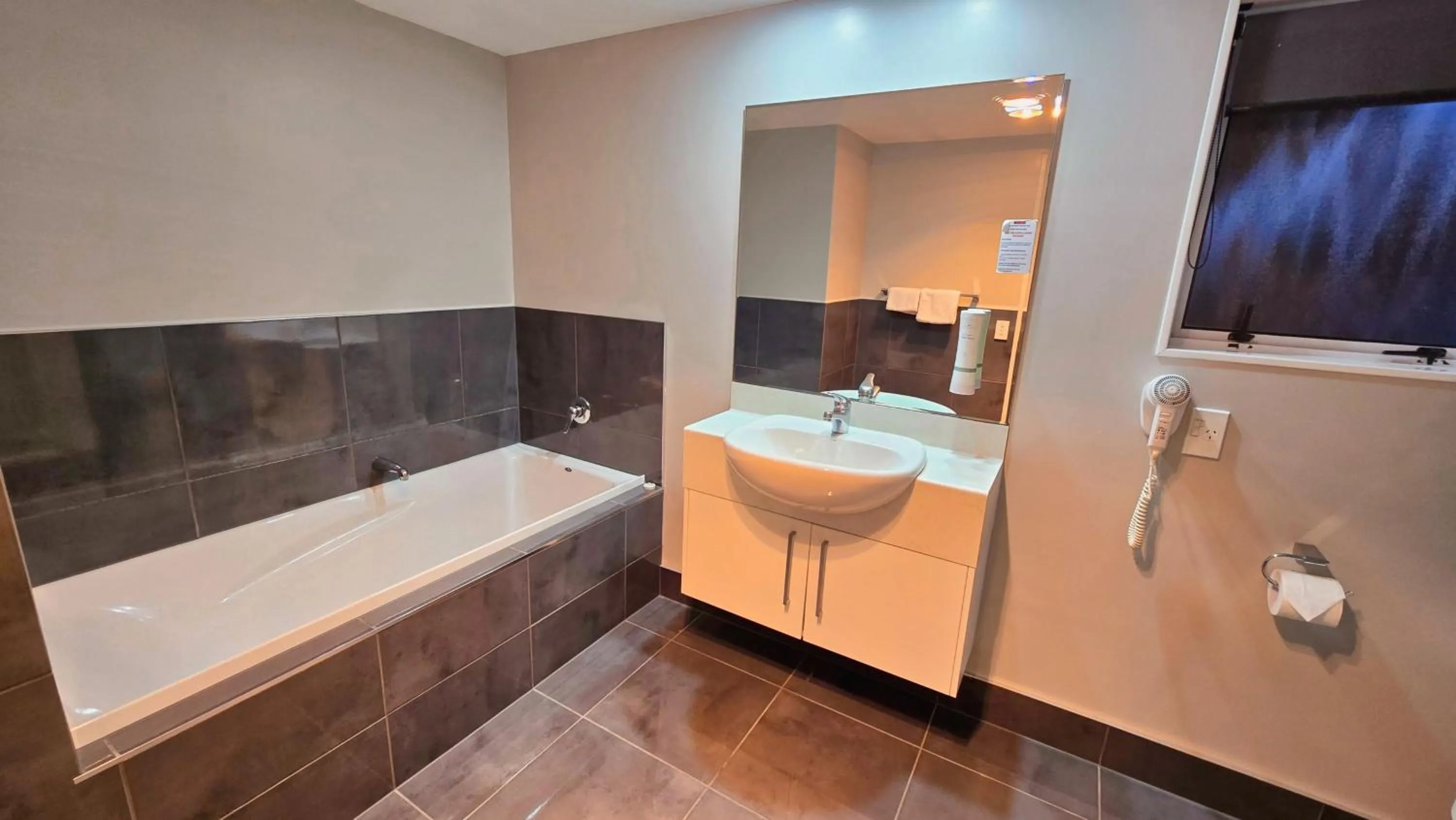 Shower in Carramar Motor Inn