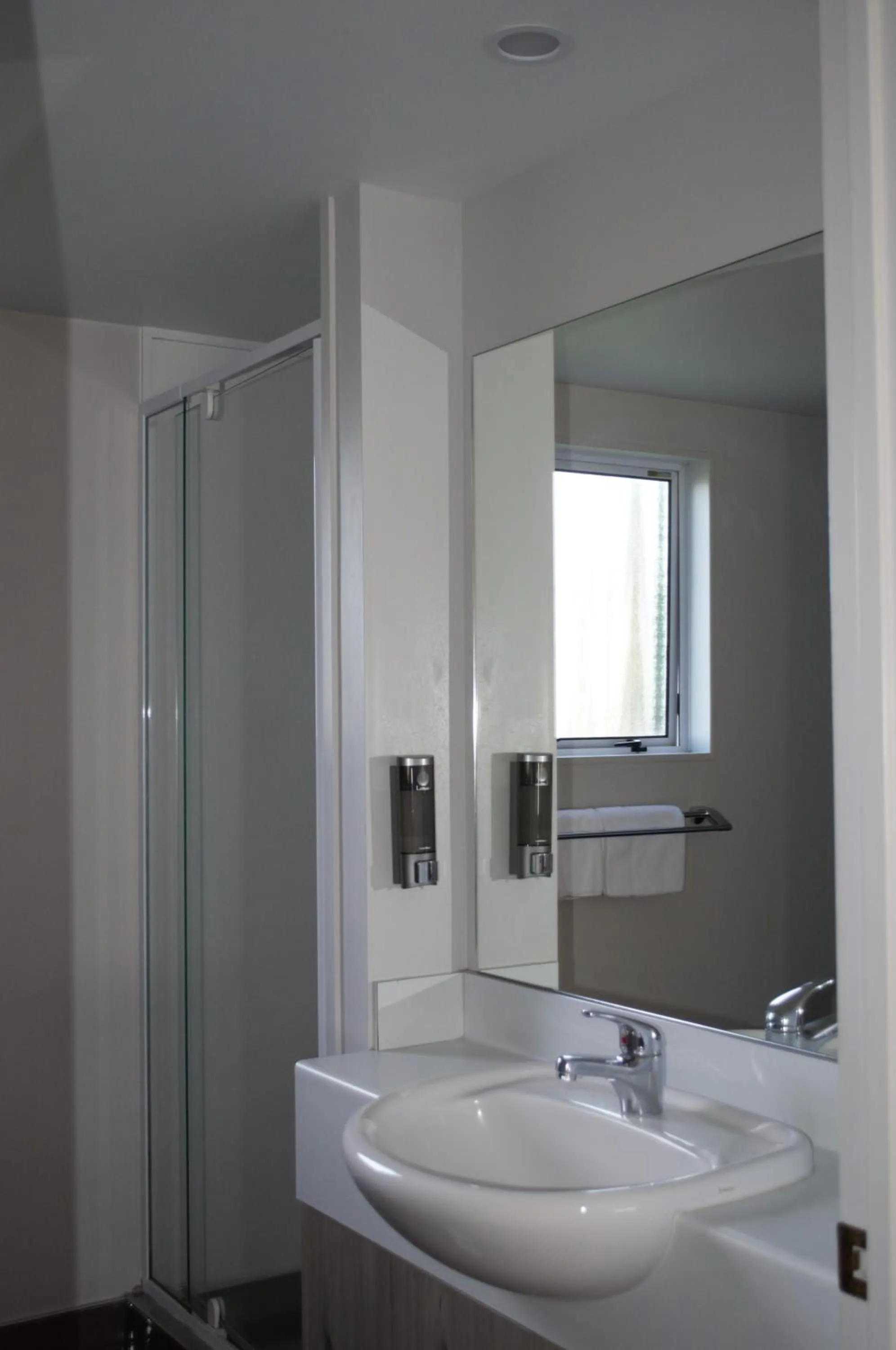 Bathroom in Carramar Motor Inn