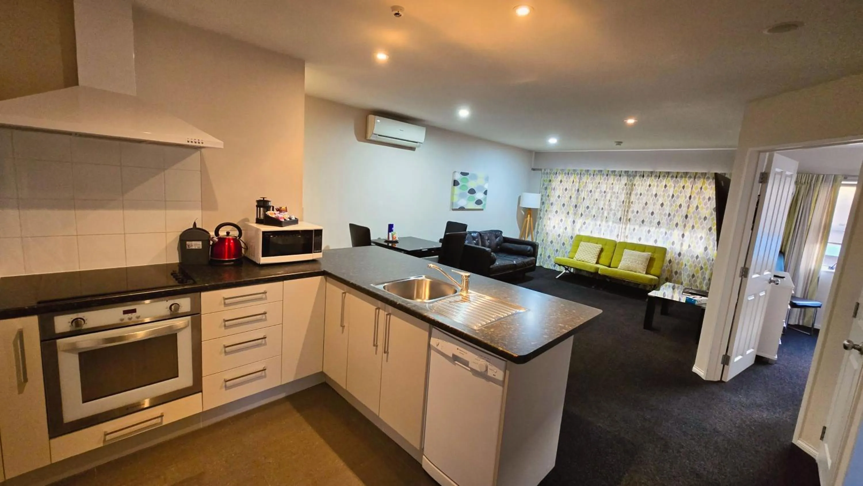 Kitchen or kitchenette in Carramar Motor Inn