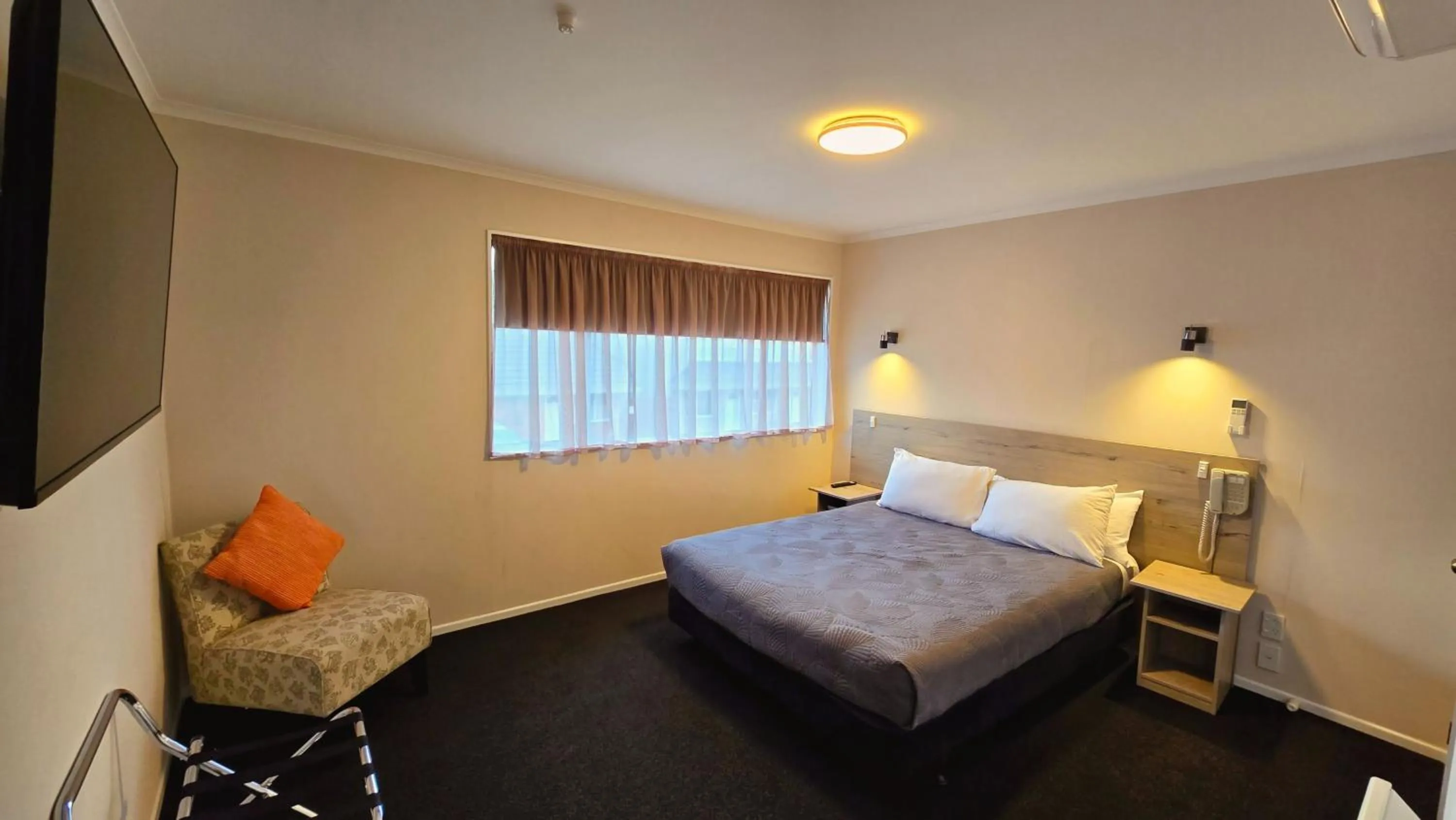 Bed in Carramar Motor Inn