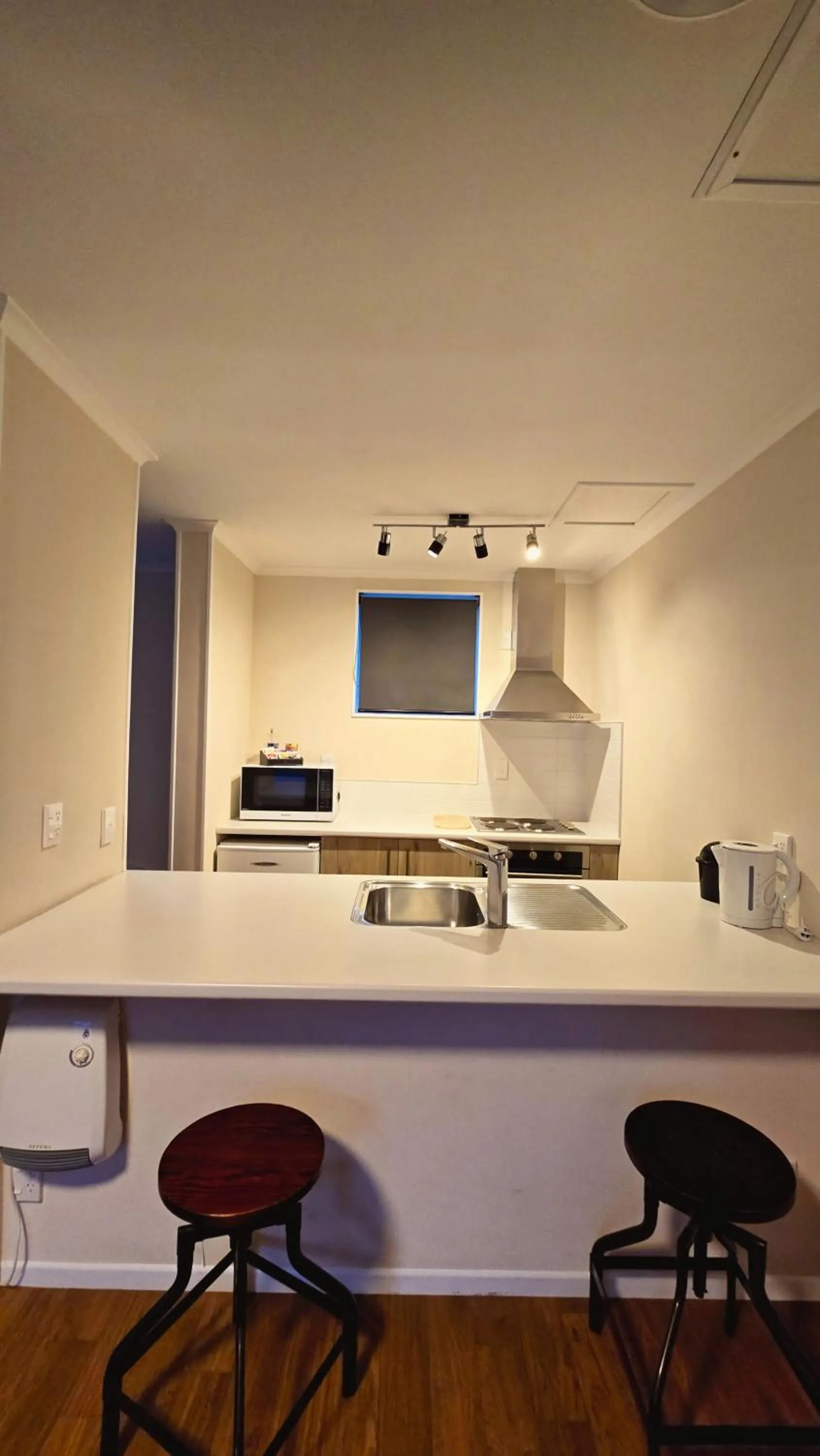 Kitchen or kitchenette in Carramar Motor Inn