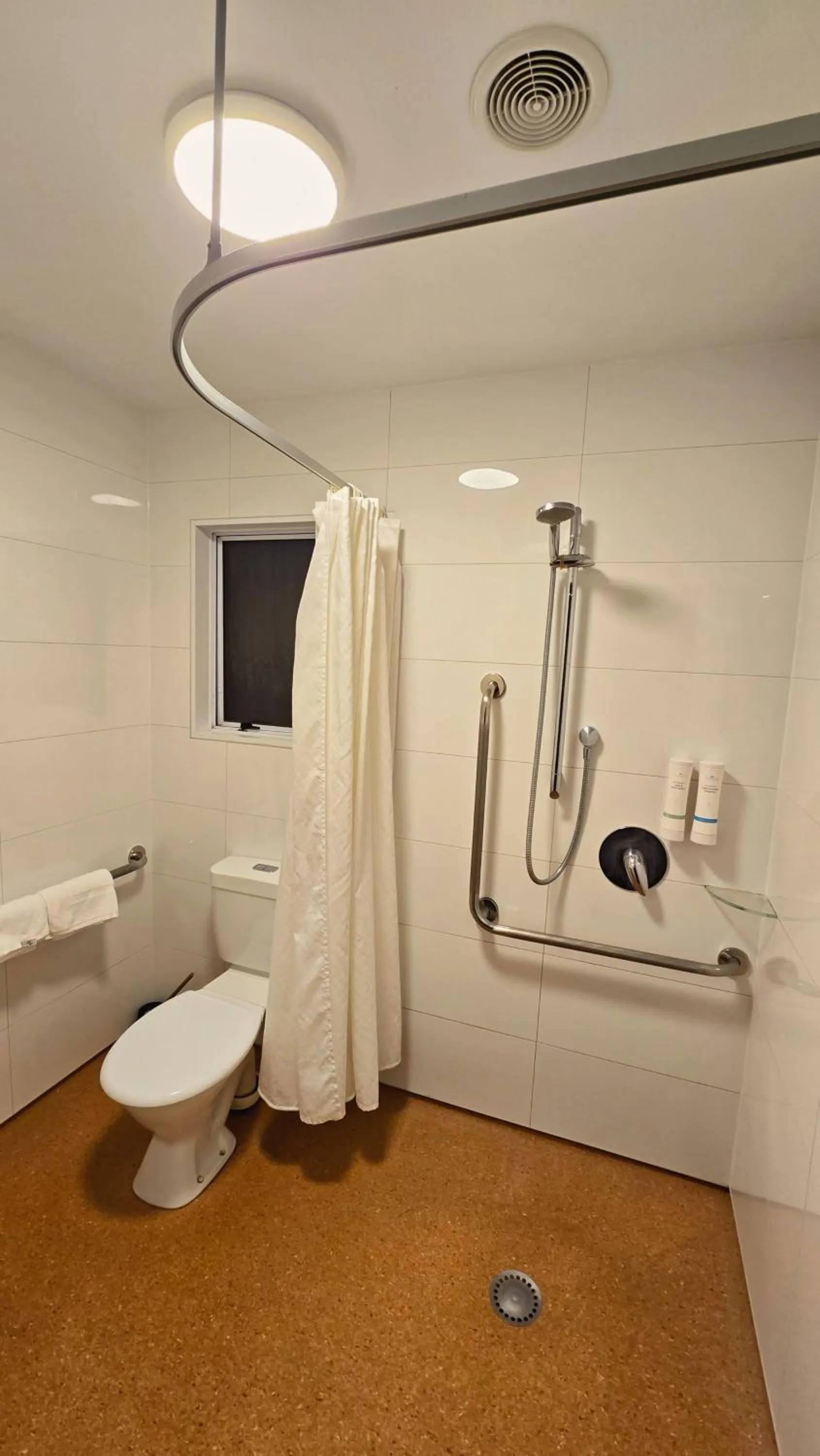 Shower in Carramar Motor Inn