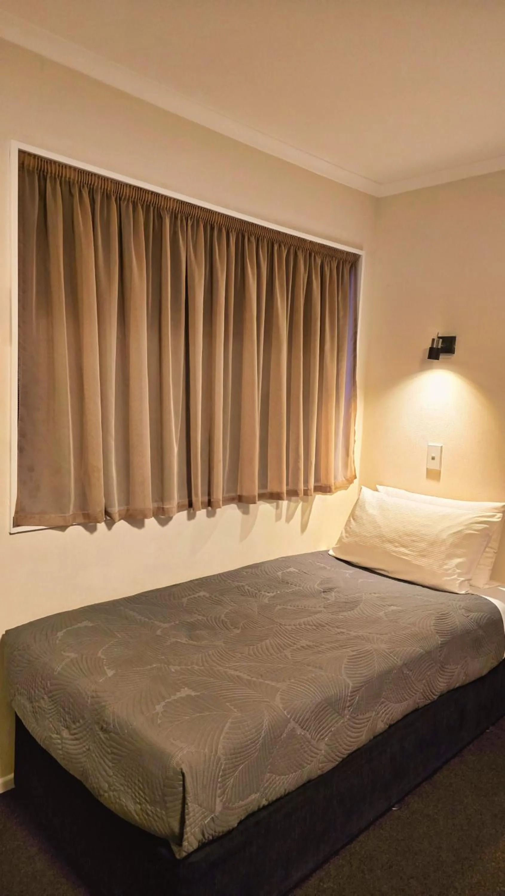 Bed in Carramar Motor Inn