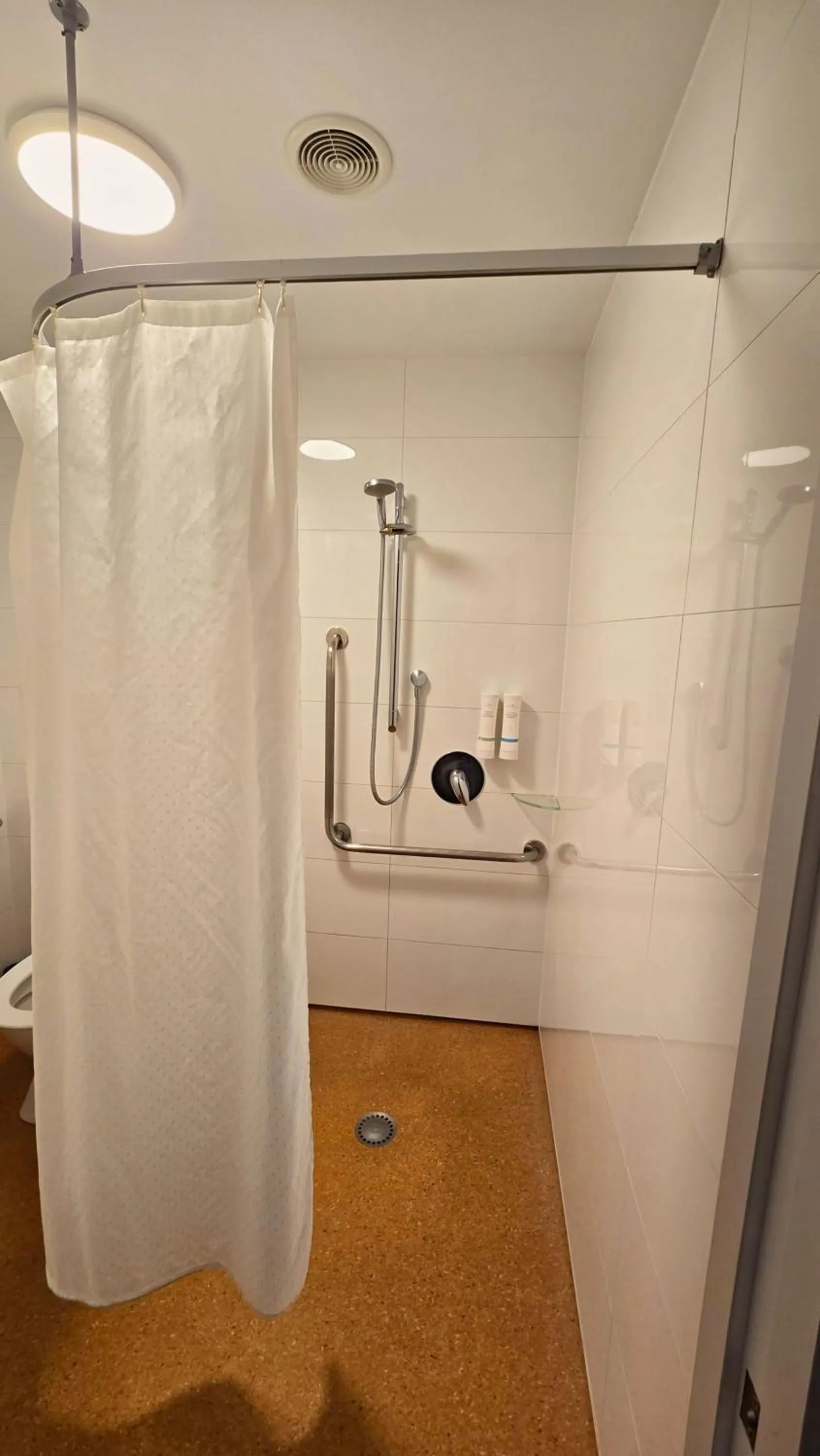 Shower in Carramar Motor Inn