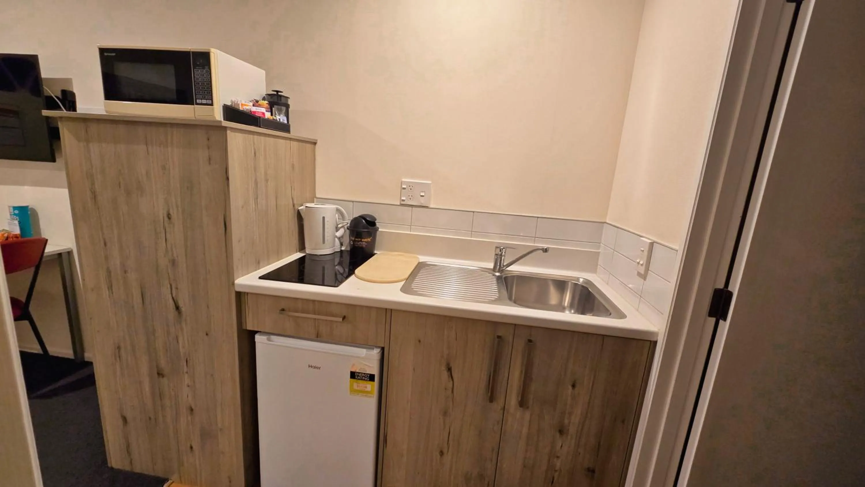 Kitchen or kitchenette in Carramar Motor Inn