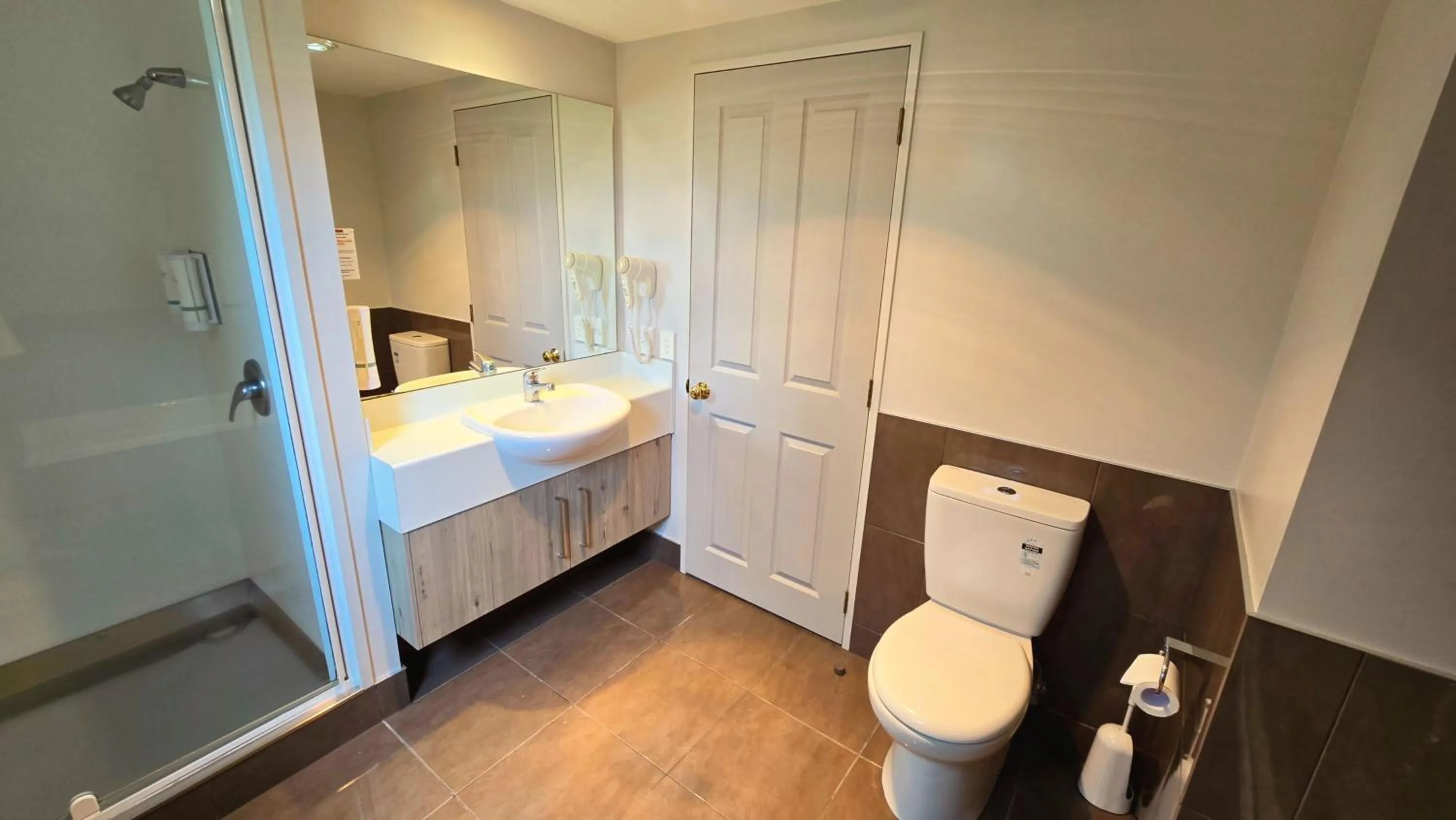 Shower in Carramar Motor Inn