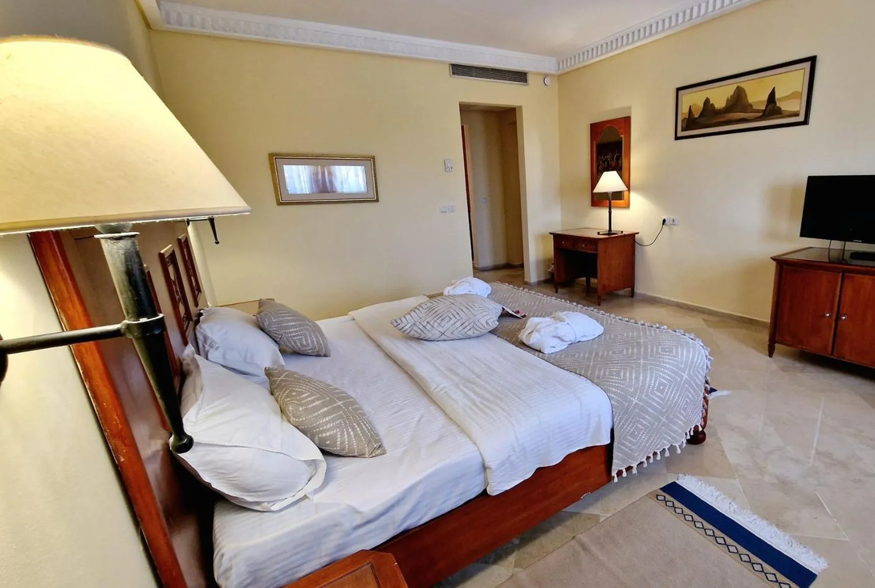 Toilet, Bed in Alhambra Thalasso