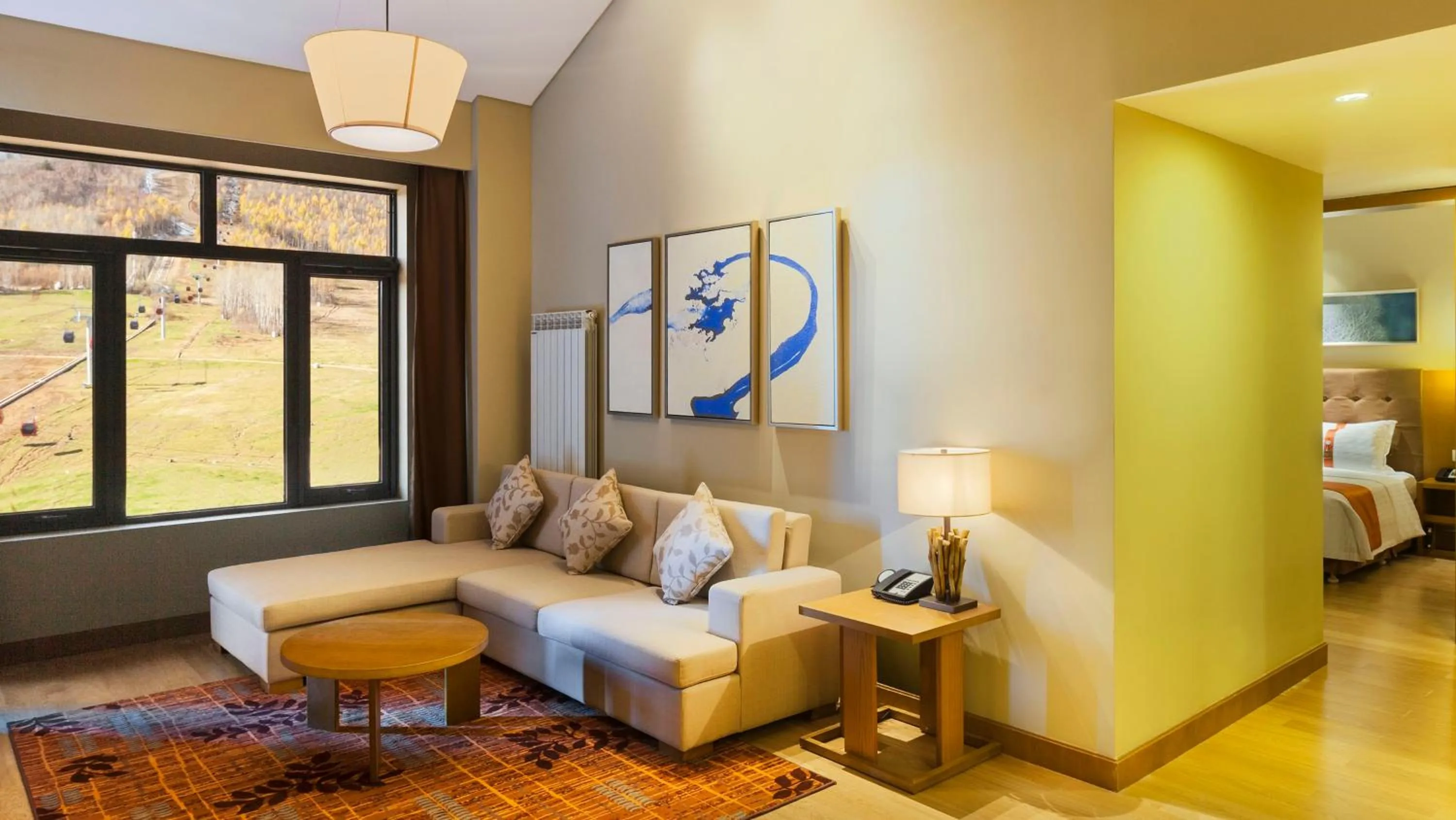 Photo of the whole room, Bed in Wanda Jin Suites Changbaishan