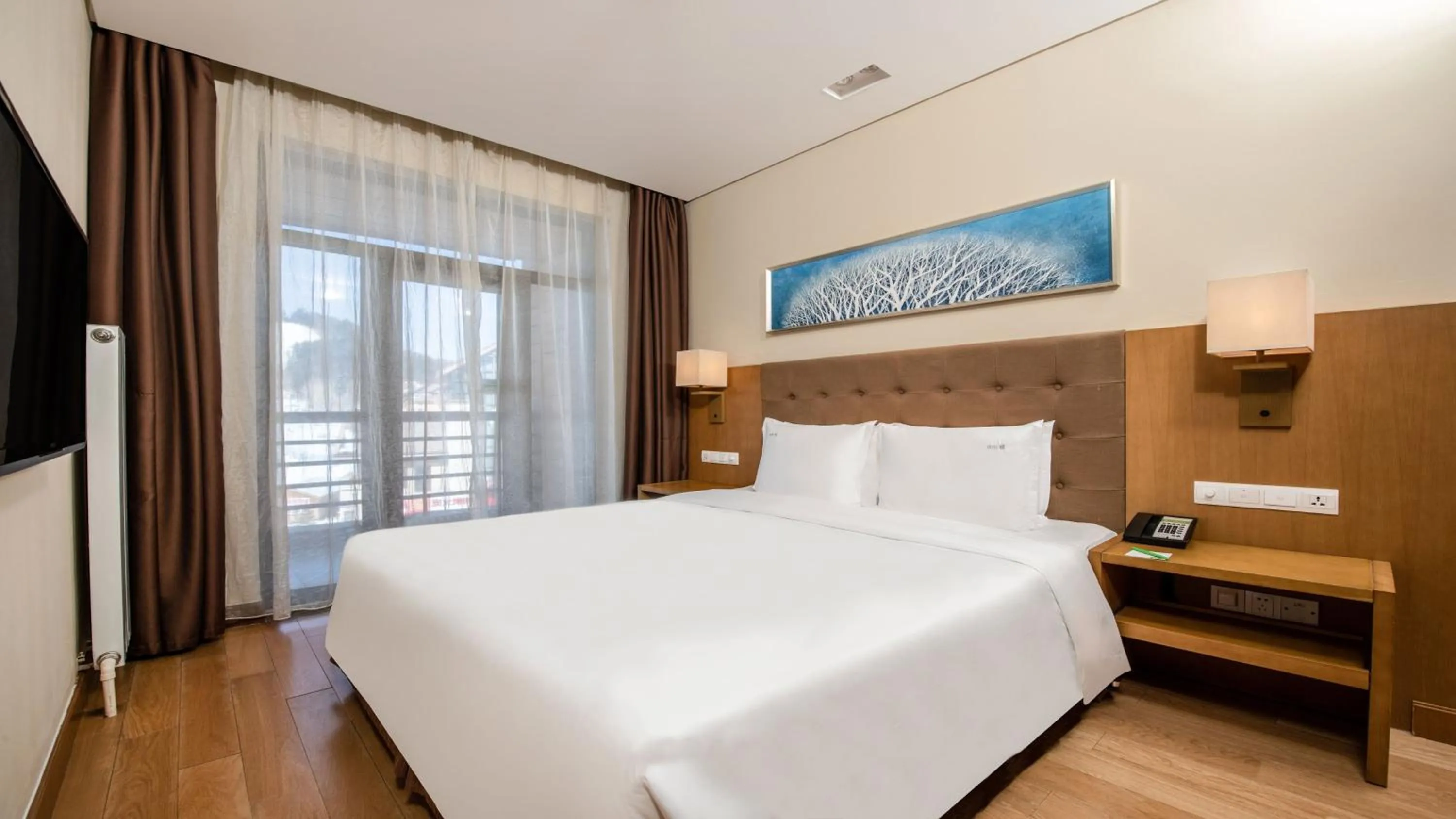 Photo of the whole room, Bed in Wanda Jin Suites Changbaishan