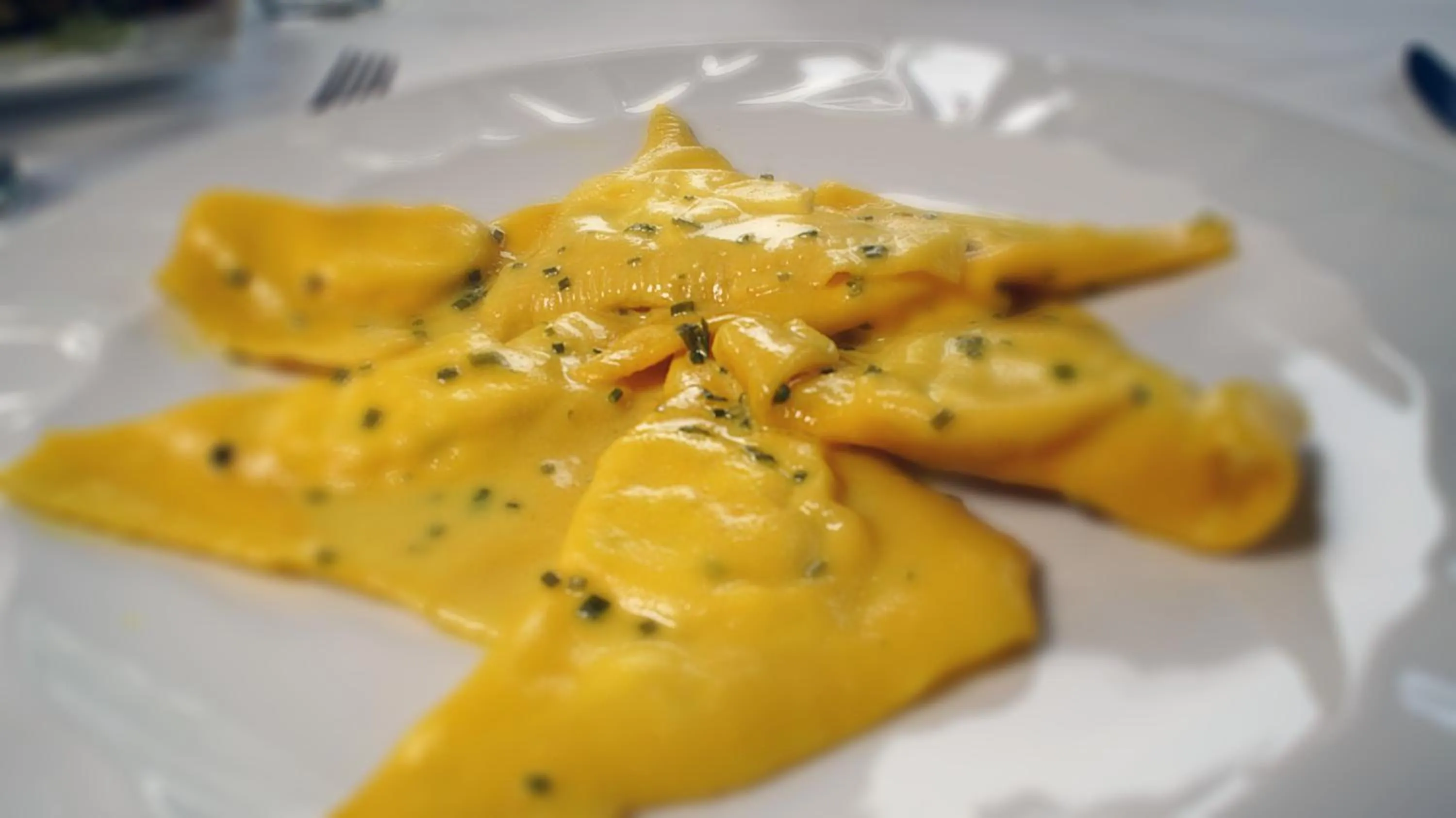 Restaurant/places to eat in Hotel EMI