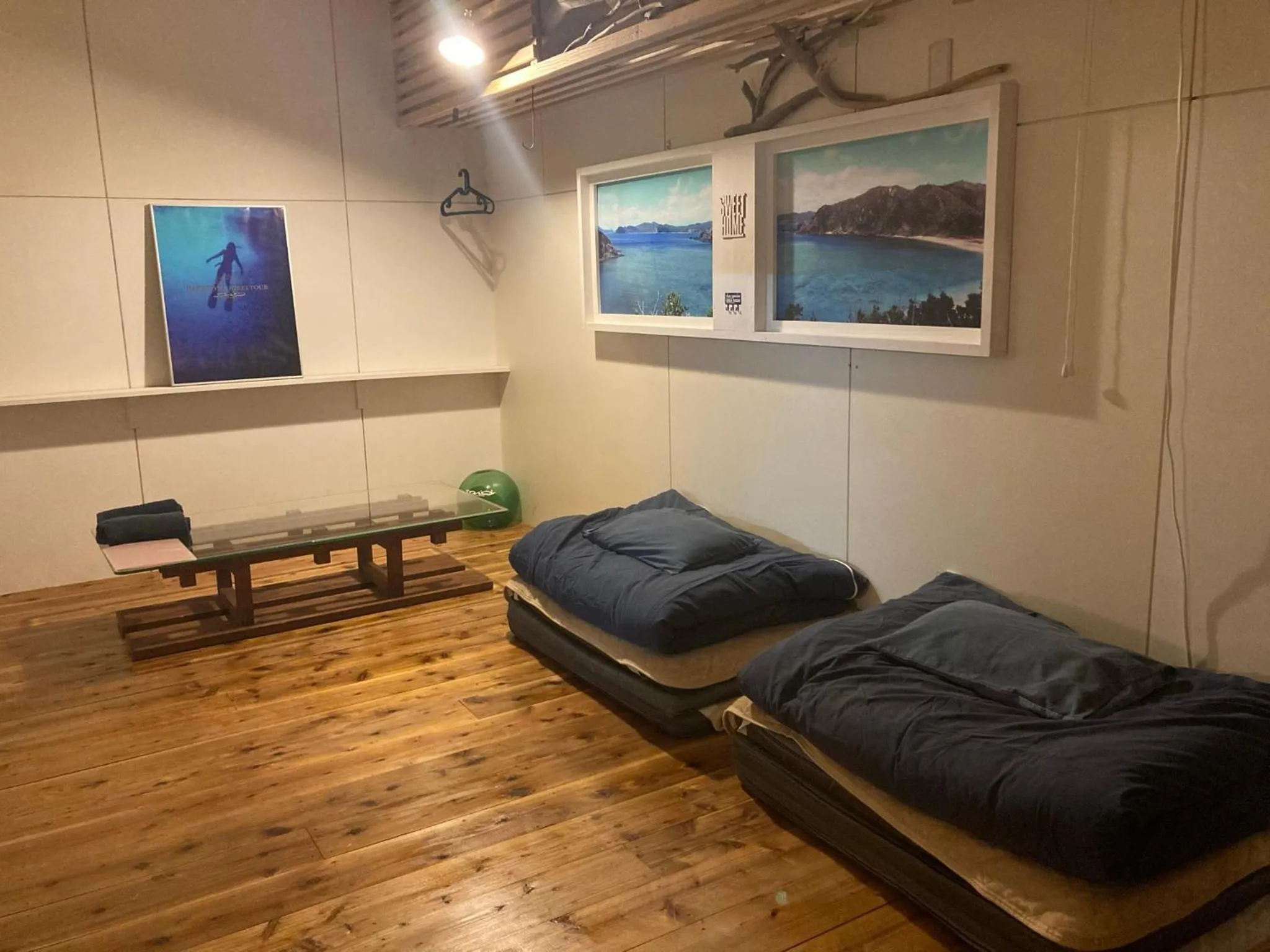 Photo of the whole room, Bed in With DiO