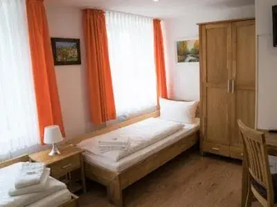 Single Room with Bathroom - single occupancy in Landgasthof Ochsen Single Room with Bathroom - single occupancy in Landgasthof Ochsen