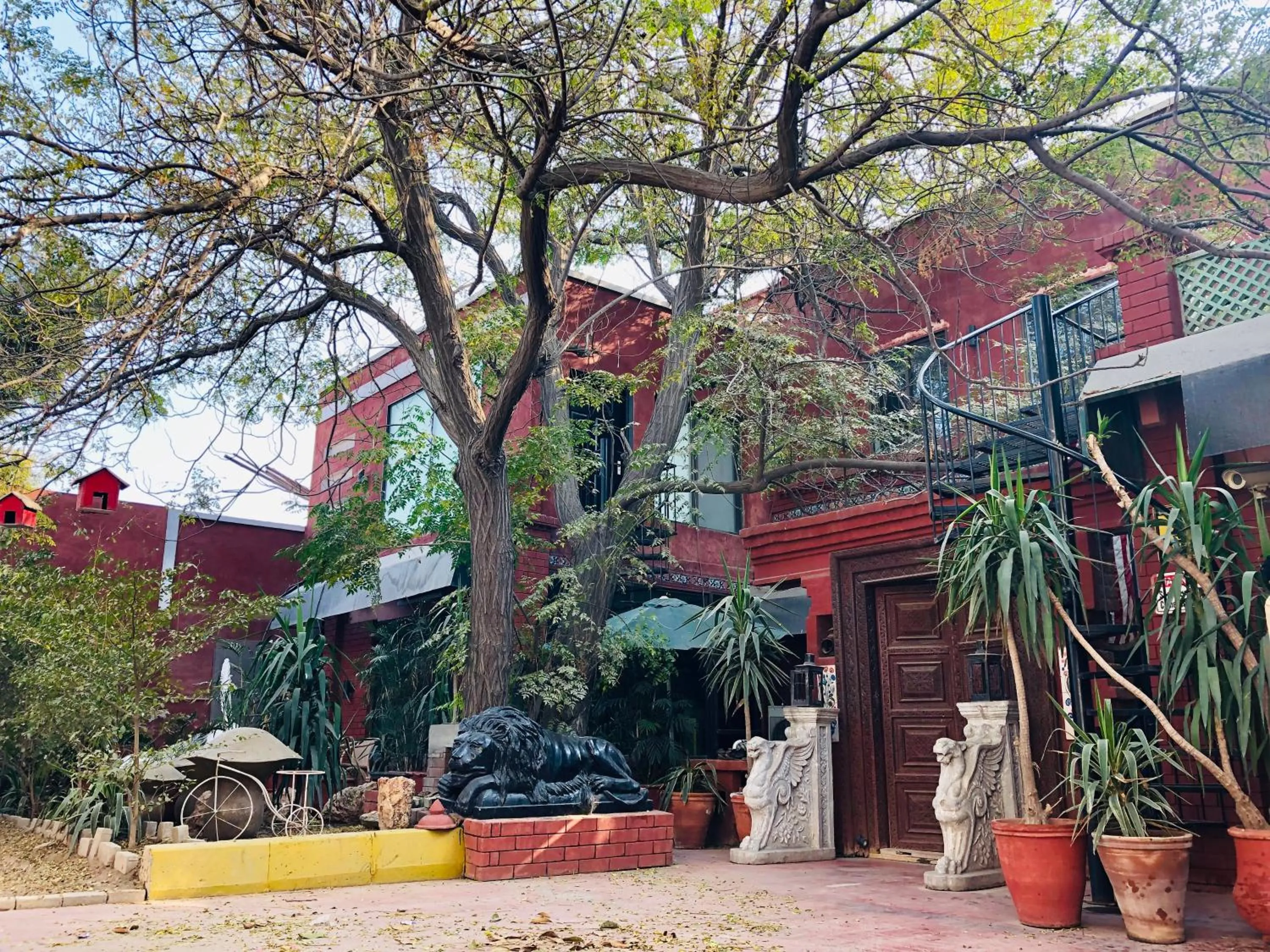 Facade/entrance in 12th Avenue