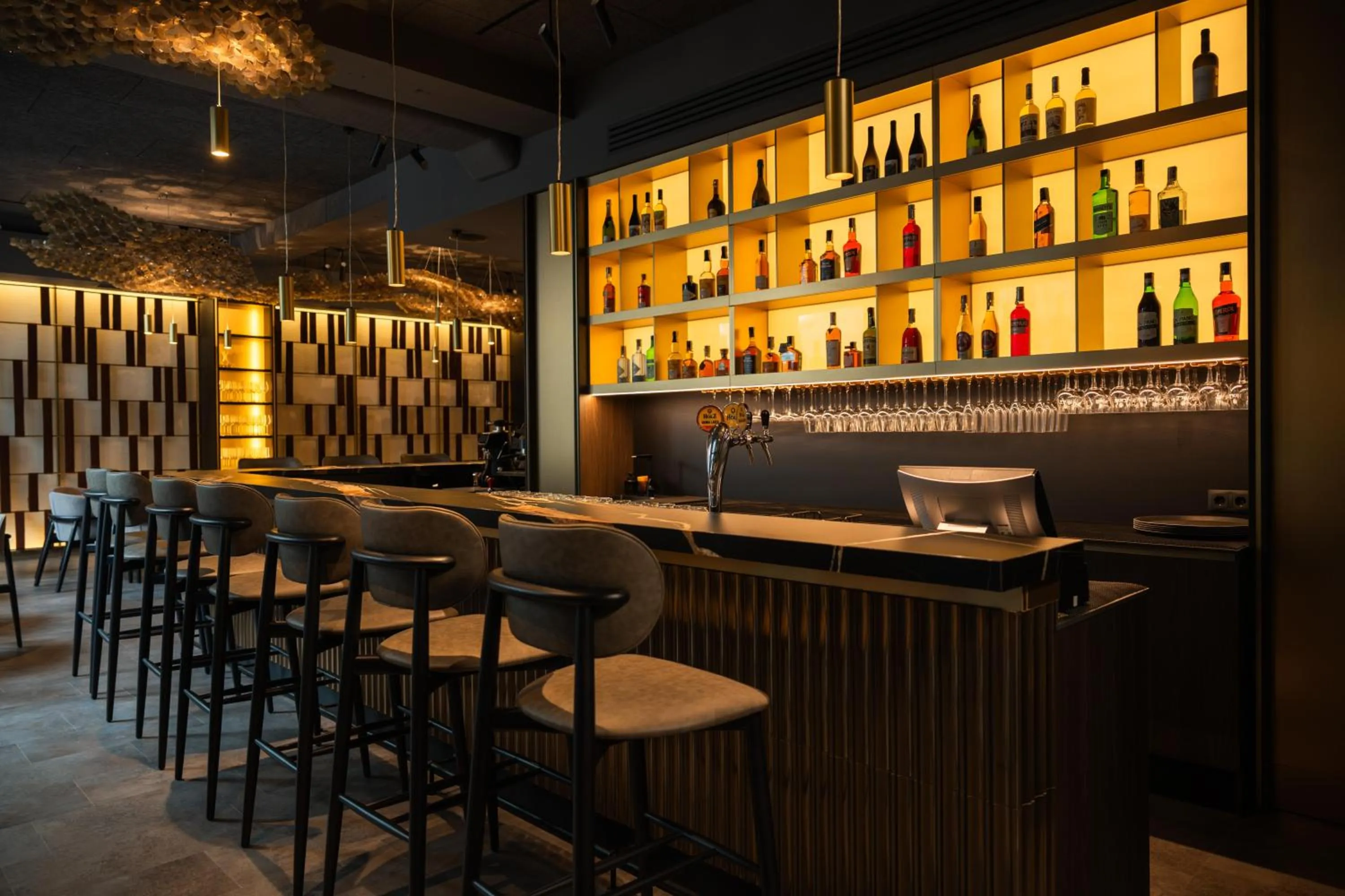 Restaurant/places to eat in Regency Hotel